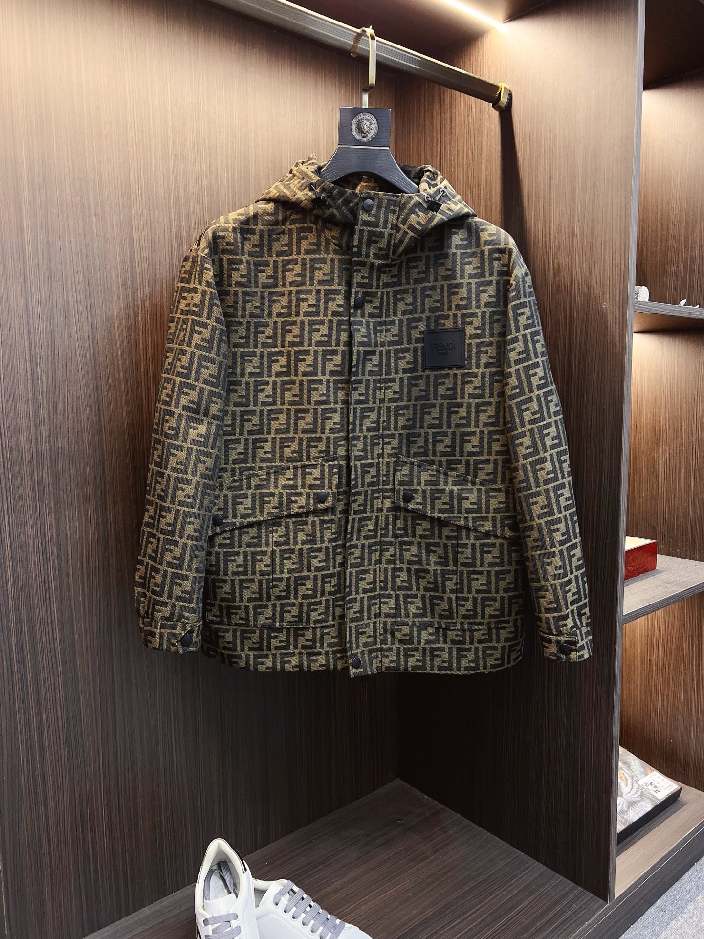 NO:600680,FENDI Fendi 2025 autumn and winter counter new casual fashion jacket. Ultra-avant-garde design style. Brand logo heavily embellished design. Delicate and comfortable. Very light to wear and not easy to wrinkle. Multiple craftsmanship. The overall design is quite visual. The upper body is casual and stylish, with a certain degree of stiffness. It is definitely recommended for the temperament that is at the forefront of fashion. It is a must-have for urban leisure. Sizes S-XL,,fendi,fendi,jackets & coats,jackets &  coats,alexander wang19860909FENDI 芬迪 2025秋冬专柜新款休闲时尚夹克外套 超前卫设计风格 品牌logo重工点缀设计 细腻舒适 穿着非常轻便不易起皱.多重重工艺 整体的设计颇具视觉感,上身休闲有型,有一定的挺括度,绝对走在时尚最尖端的气质感推荐,都市休闲必备.尺码 S-XL,,fendi,fendi,jackets & coats,jackets & coats,alexander wang,Men's clothing