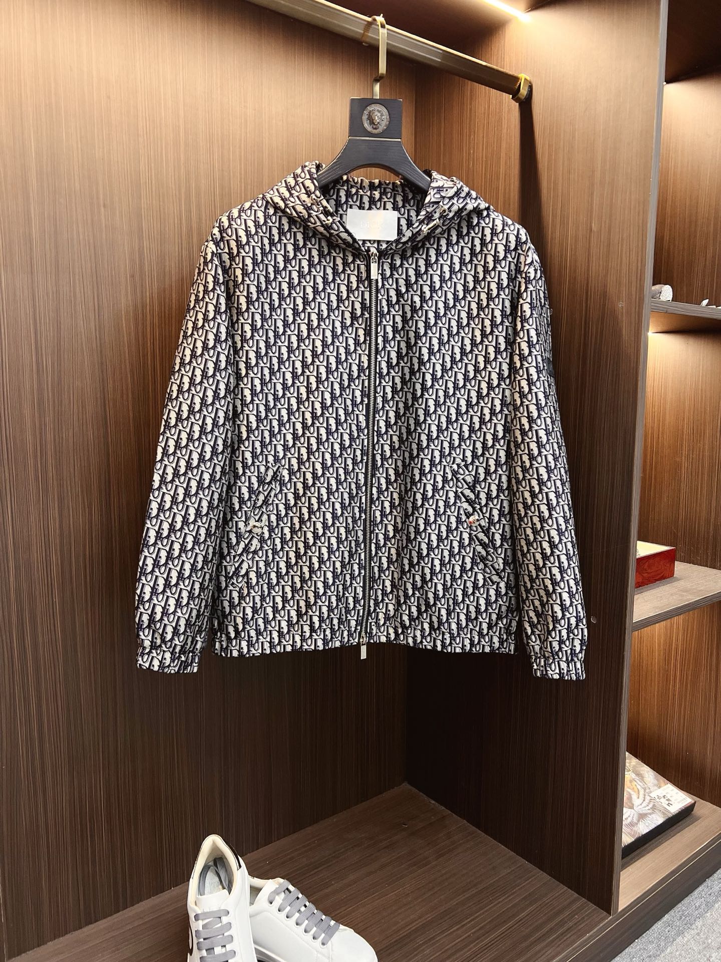 NO:600695,Dior Dior's 2025 autumn and winter counter new casual fashion jacket. Ultra-avant-garde design style. The brand logo is heavily embellished. It is delicate and comfortable. It is very light to wear and not easy to wrinkle. Multiple craftsmanship. The overall design is quite visual. The upper body is casual and stylish, with a certain degree of stiffness. It is definitely recommended for the temperament that is at the forefront of fashion. It is a must-have for urban leisure. Sizes S-XL, dior, dior, jackets & coats, jackets & coats, alexander  wang19860909Dior 迪奥 2025秋冬专柜新款休闲时尚夹克外套 超前卫设计风格 品牌logo重工点缀设计 细腻舒适 穿着非常轻便不易起皱.多重重工艺 整体的设计颇具视觉感,上身休闲有型,有一定的挺括度,绝对走在时尚最尖端的气质感推荐,都市休闲必备.尺码 S-XL,,dior,dior,jackets & coats,jackets & coats,alexander wang,Men's clothing