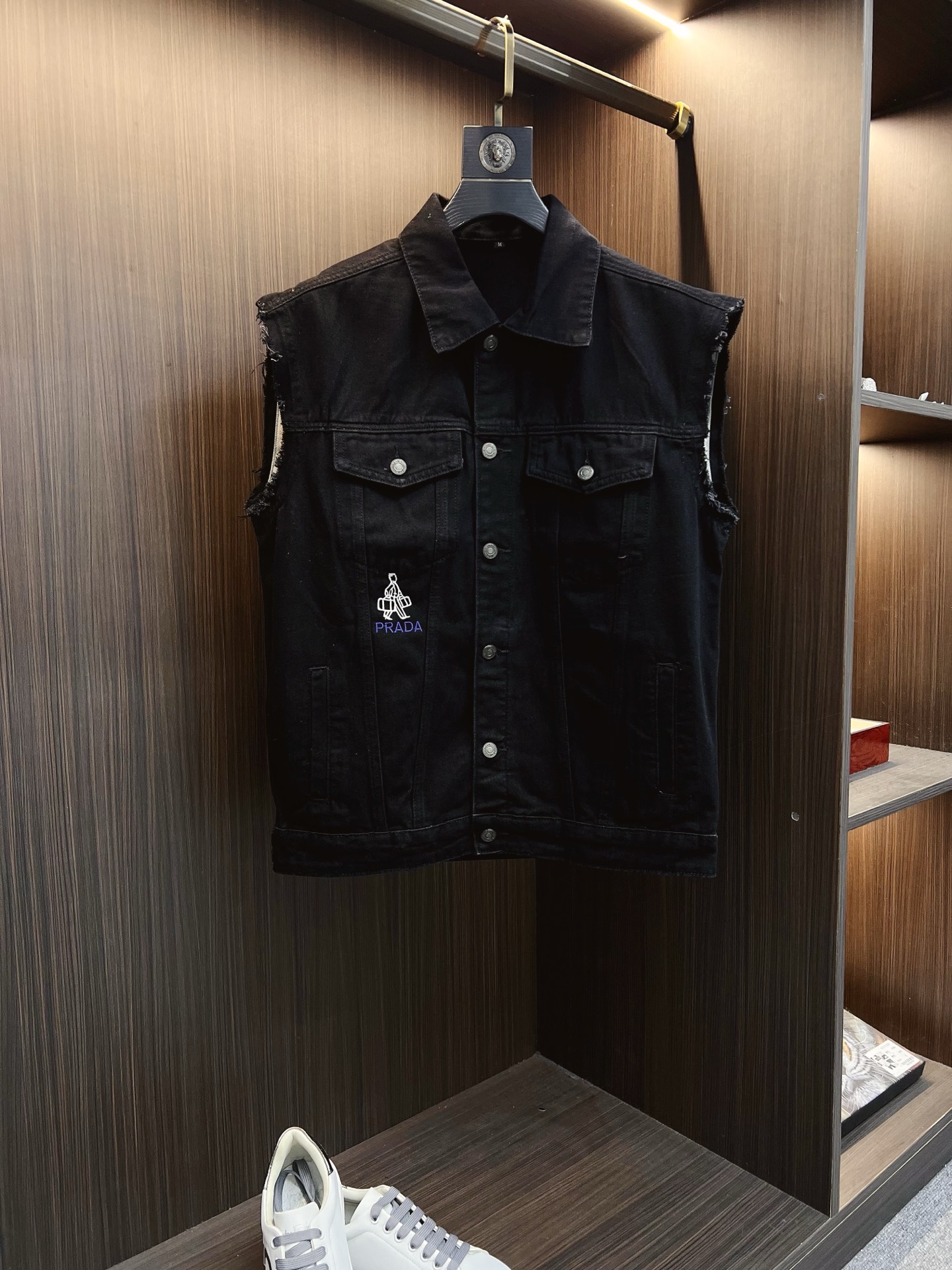 NO:615055,【PRADA】Fashion flagship popular hot-selling products, 2025 SS brand new men's denim vest jacket, original high-end denim shirts synchronized with the official website!  Fashionable denim clothing with high precision and heavy craftsmanship!  Very casual M-XXXL,,prada,prada,jackets & coats,alexander wang19860909【PRADA 普拉达】时尚主推爆款 代购级别牛货 2025 SS全新男士牛仔马甲外套 官网同步原单高端牛仔衫 ！时尚牛仔衣 高精度重磅工艺！ 非常显休闲 M-XXXL,,prada,prada,jackets & coats,alexander wang,Men's clothing
