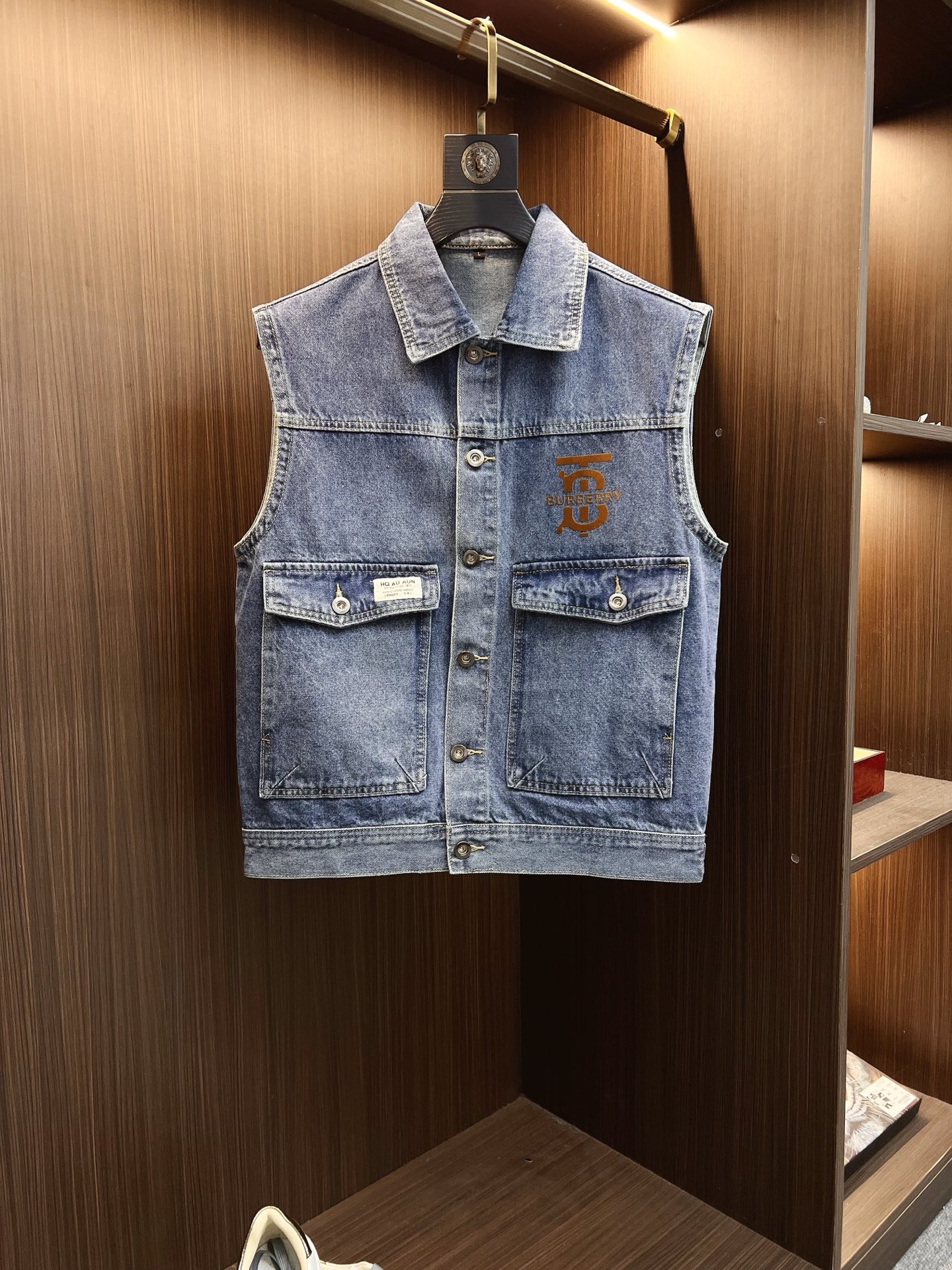 NO:615060,[Burberry] Popular fashion items, high-quality purchasing agents, 2025 SS new men's denim vest jacket, original high-end denim shirts synchronized with the official website!  Fashionable denim clothing with high precision and heavy craftsmanship!  Very casual M-XXXL,,burberry,burberry,jackets & coats,alexander wang19860909【Burberry 巴宝莉】时尚主推爆款 代购级别牛货 2025 SS全新男士牛仔马甲外套 官网同步原单高端牛仔衫 ！时尚牛仔衣 高精度重磅工艺！ 非常显休闲 M-XXXL,,burberry,burberry,jackets & coats,alexander wang,Men's clothing