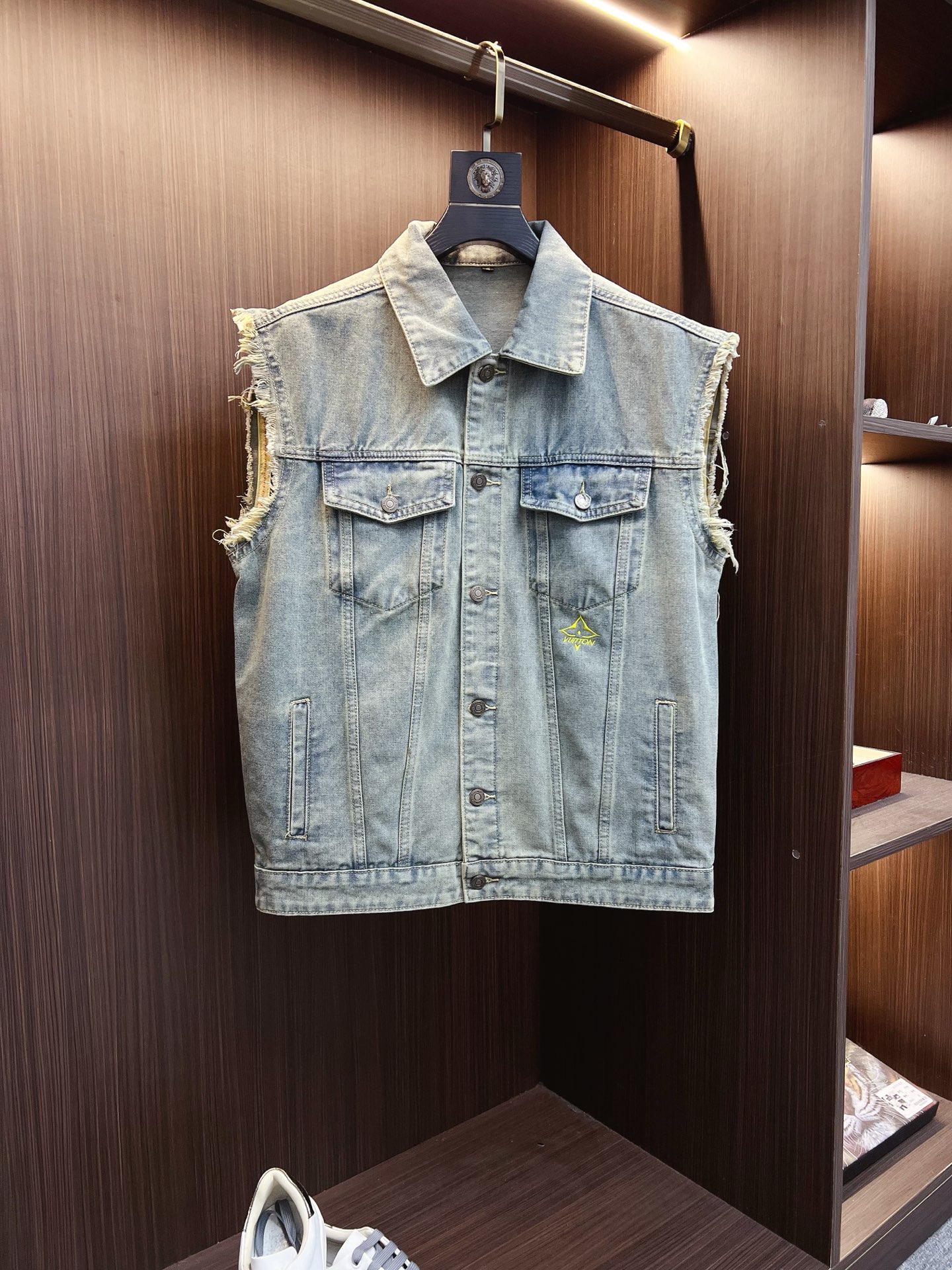 NO:615065,【LV】Fashion flagship popular hot-selling products, 2025 SS brand new men's denim vest jacket, original high-end denim shirts synchronized with the official website!  Fashionable denim clothing with high precision and heavy craftsmanship!  Very casual M-XXXL,,louis vuitton,jackets & coats,alexander wang19860909【LV】时尚主推爆款 代购级别牛货 2025 SS全新男士牛仔马甲外套 官网同步原单高端牛仔衫 ！时尚牛仔衣 高精度重磅工艺！ 非常显休闲 M-XXXL,,louis vuitton,jackets & coats,alexander wang,Men's clothing