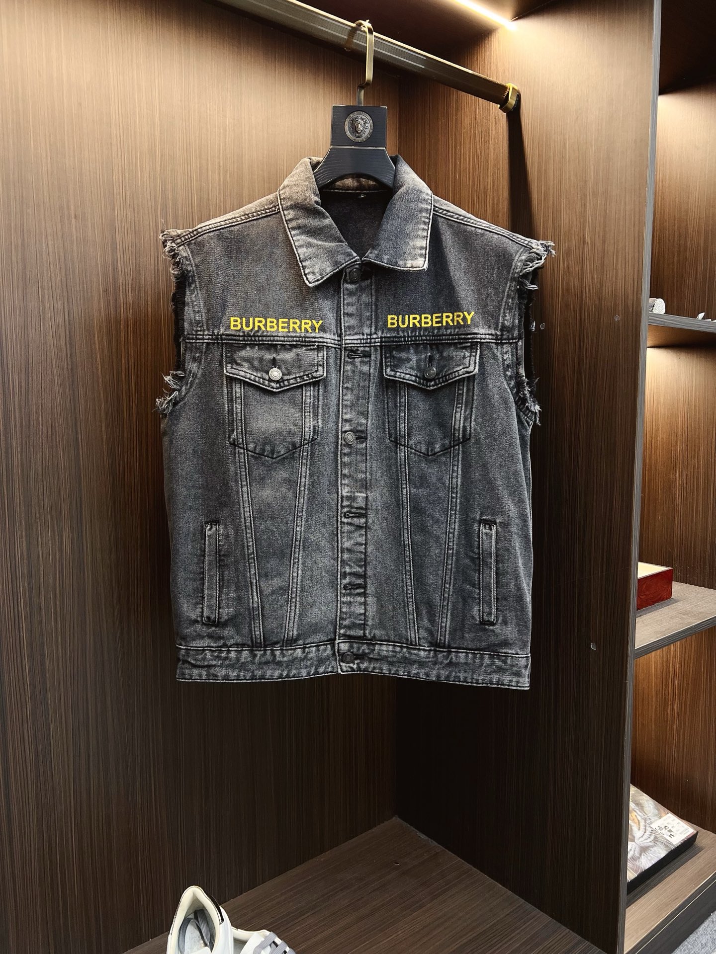 NO:615070,[Burberry] Popular fashion items, high-quality purchasing agents, 2025 SS new men's denim vest jacket, original high-end denim shirts synchronized with the official website!  Fashionable denim clothing with high precision and heavy craftsmanship!  Very casual M-XXXL,,burberry,burberry,jackets & coats,alexander wang19860909【Burberry 巴宝莉】时尚主推爆款 代购级别牛货 2025 SS全新男士牛仔马甲外套 官网同步原单高端牛仔衫 ！时尚牛仔衣 高精度重磅工艺！ 非常显休闲 M-XXXL,,burberry,burberry,jackets & coats,alexander wang,Men's clothing