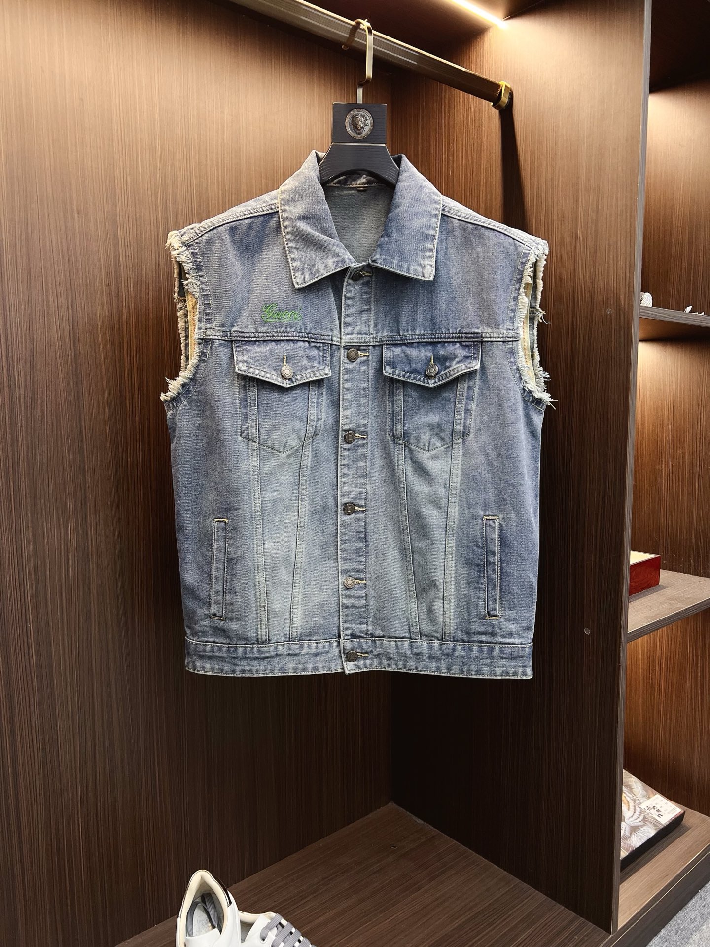 NO:615080,【GUCCI】Fashion flagship hot-selling item, high-quality purchasing agent, 2025 SS brand new men’s denim vest jacket, original high-end denim shirt synchronized with the official website!  Fashionable denim clothing with high precision and heavy craftsmanship!  Very casual M-XXXL,,gucci,jackets & coats,alexander wang19860909【GUCCI 古奇】时尚主推爆款 代购级别牛货 2025 SS全新男士牛仔马甲外套 官网同步原单高端牛仔衫 ！时尚牛仔衣 高精度重磅工艺！ 非常显休闲 M-XXXL,,gucci,jackets & coats,alexander wang,Men's clothing
