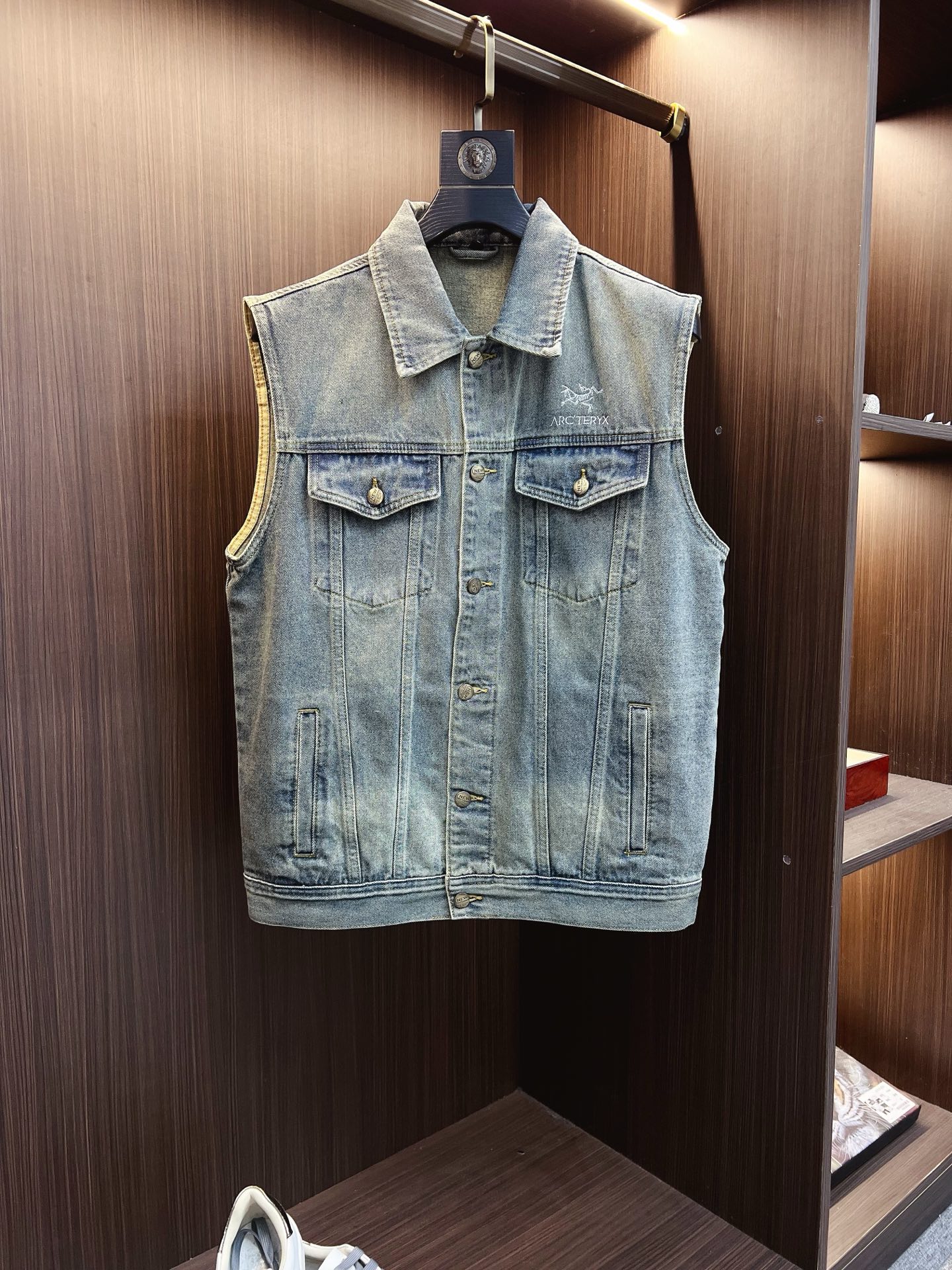 NO:615085,[Arc'teryx] Fashion's most popular hot style, high-quality purchasing agent, 2025 SS brand new men's denim vest jacket, original order of high-end denim shirts synchronized with the official website!  Fashionable denim clothing with high precision and heavy craftsmanship!  Very casual M-XXXL,arc'teryx,jackets & coats,alexander wang19860909【始祖鸟】时尚主推爆款 代购级别牛货 2025 SS全新男士牛仔马甲外套 官网同步原单高端牛仔衫 ！时尚牛仔衣 高精度重磅工艺！ 非常显休闲 M-XXXL,arc'teryx,jackets & coats,alexander wang,Men's clothing