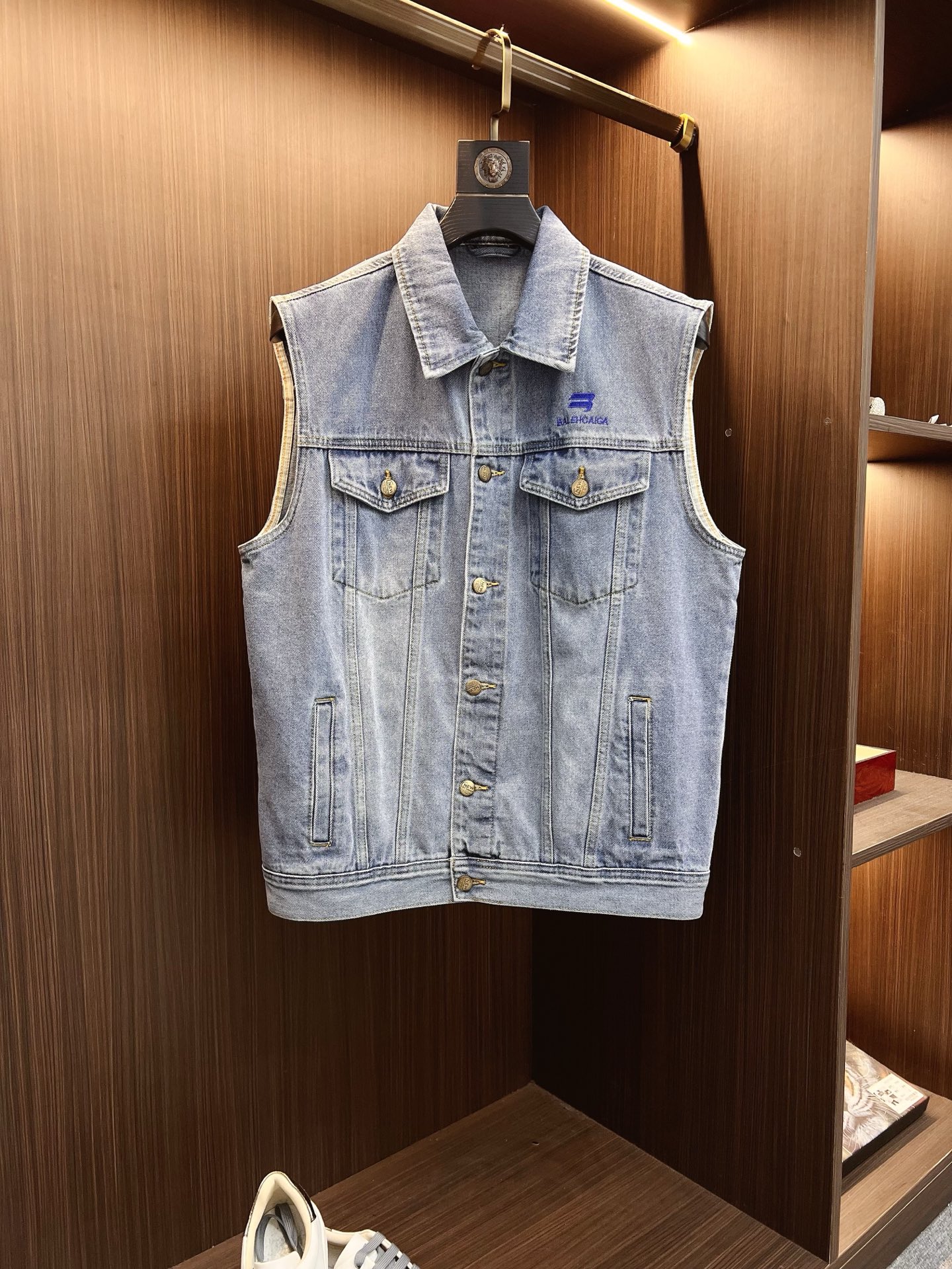 NO:615054,[Balenciaga] Popular fashion items, high-quality purchasing agent, 2025 SS new men's denim vest jacket, original high-end denim shirts synchronized with the official website!  Fashionable denim clothing with high precision and heavy craftsmanship!  Very casual M-XXXL,,balenciaga,jackets & coats,alexander wang19860909【巴黎世家】时尚主推爆款 代购级别牛货 2025 SS全新男士牛仔马甲外套 官网同步原单高端牛仔衫 ！时尚牛仔衣 高精度重磅工艺！ 非常显休闲 M-XXXL,,balenciaga,jackets & coats,alexander wang,Men's clothing