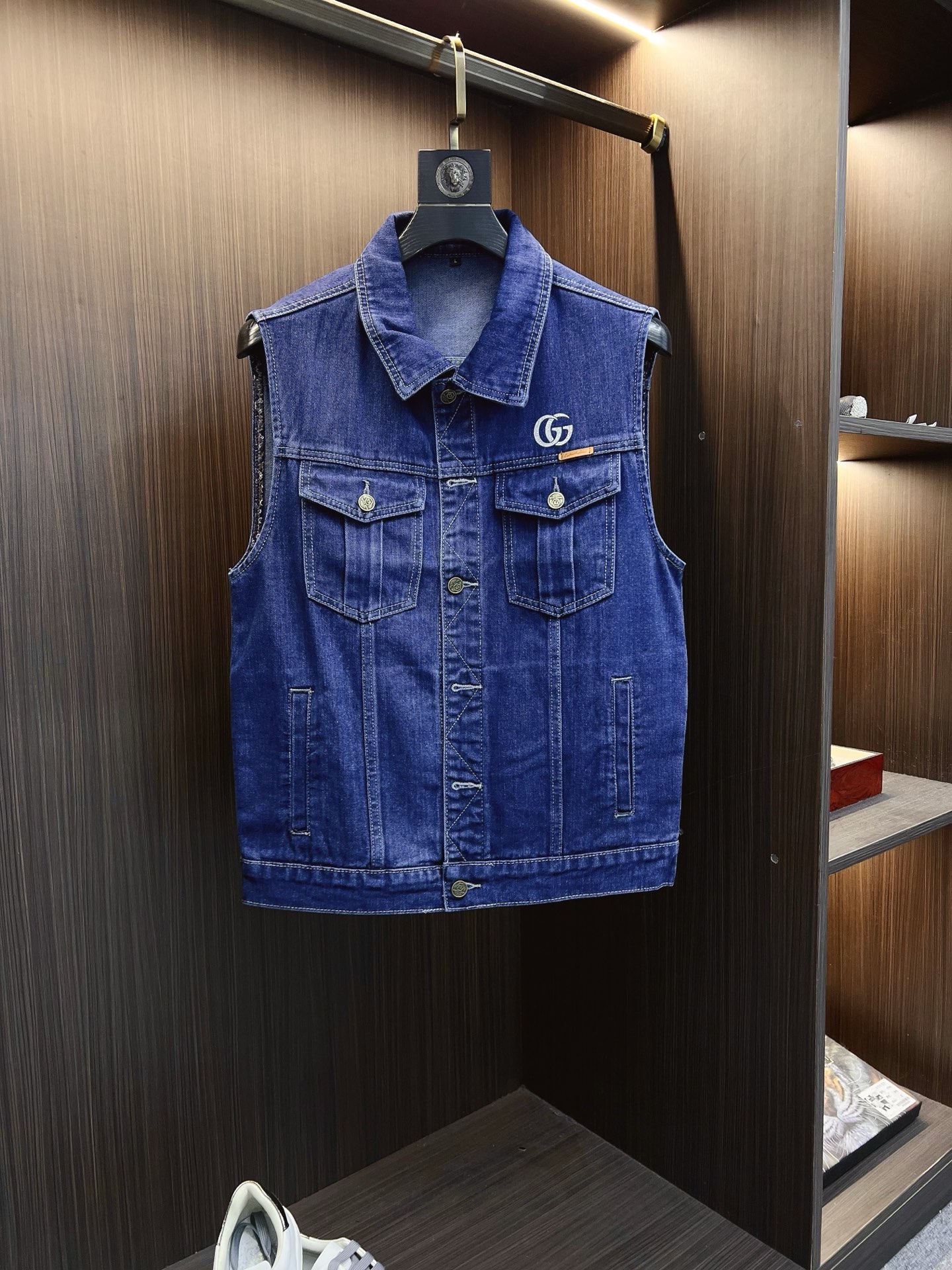 NO:615088,【GUCCI】Fashion flagship hot-selling item, high-quality purchasing agent, 2025 SS brand new men’s denim vest jacket, original high-end denim shirt synchronized with the official website!  Fashionable denim clothing with high precision and heavy craftsmanship!  Very casual M-XXXL,,gucci,jackets & coats,alexander wang19860909【GUCCI 古奇】时尚主推爆款 代购级别牛货 2025 SS全新男士牛仔马甲外套 官网同步原单高端牛仔衫 ！时尚牛仔衣 高精度重磅工艺！ 非常显休闲 M-XXXL,,gucci,jackets & coats,alexander wang,Men's clothing