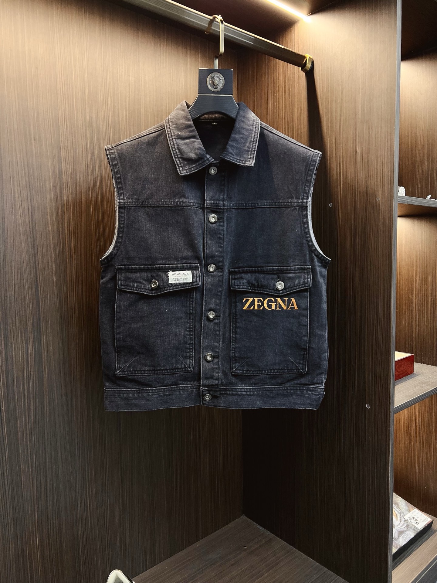 NO:615057,【Emenia Ermenegildo Zegna】Fashion flagship popular hot-selling products, 2025 SS brand new men's denim vest jacket, original high-end denim shirts synchronized with the official website!  Fashionable denim clothing with high precision and heavy craftsmanship!  Very casual M-XXXL,,zegna,jackets & coats,alexander wang19860909【杰尼亚】时尚主推爆款 代购级别牛货 2025 SS全新男士牛仔马甲外套 官网同步原单高端牛仔衫 ！时尚牛仔衣 高精度重磅工艺！ 非常显休闲 M-XXXL,,zegna,jackets & coats,alexander wang,Men's clothing