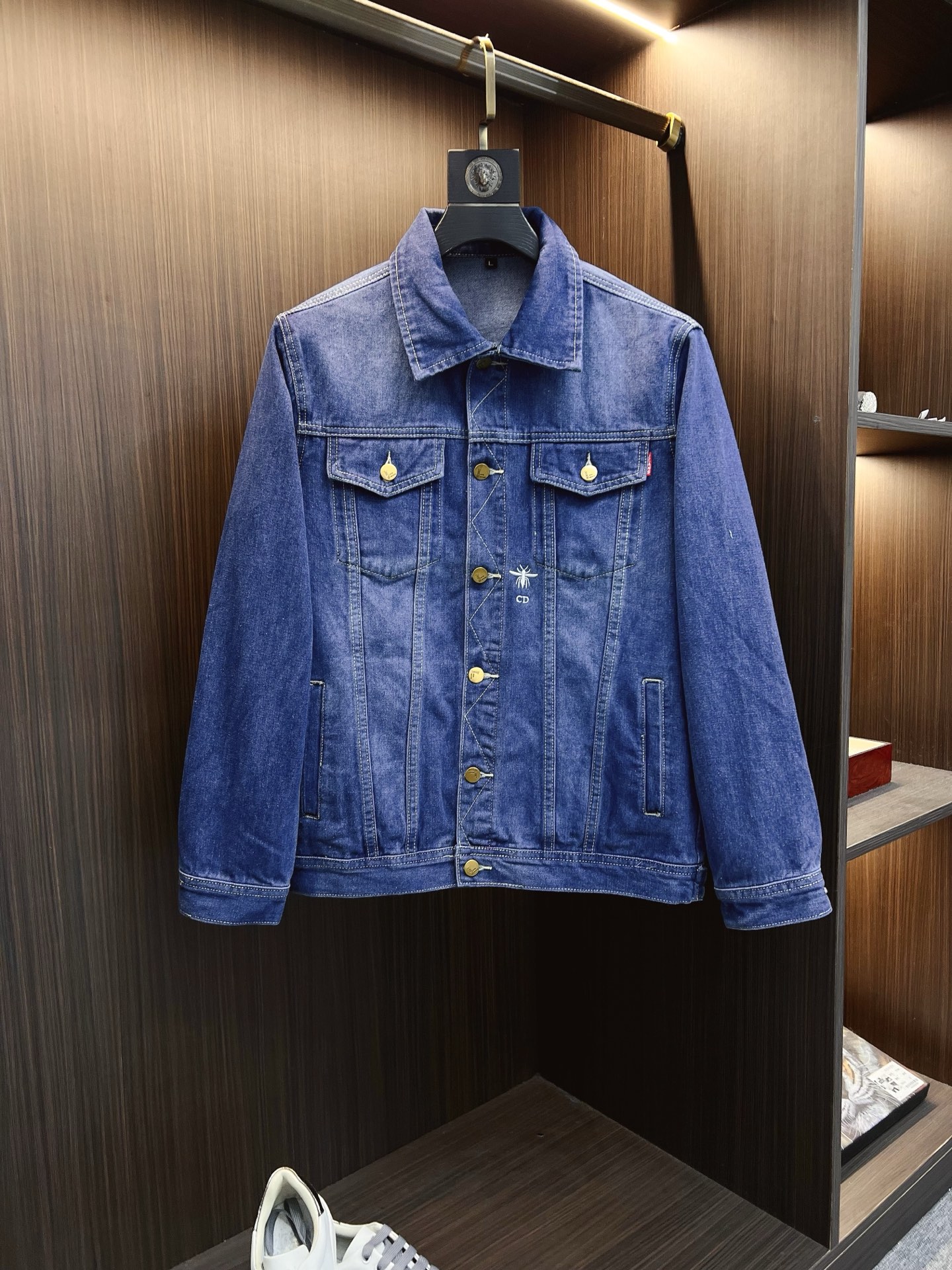 NO:615033,【Dior】Fashion flagship hot-selling items, high-end purchasing agents, 2025 SS brand new men’s denim jackets, original high-end denim shirts synchronized with the official website!  Fashionable denim clothing with high precision and heavy craftsmanship!  Very casual M-XXXL,,dior,dior,jackets & coats,alexander wang19860909【Dior 迪奥】时尚主推爆款 代购级别牛货 2025 SS全新男士牛仔外套 官网同步原单高端牛仔衫 ！时尚牛仔衣 高精度重磅工艺！ 非常显休闲 M-XXXL,,dior,dior,jackets & coats,alexander wang,Men's clothing