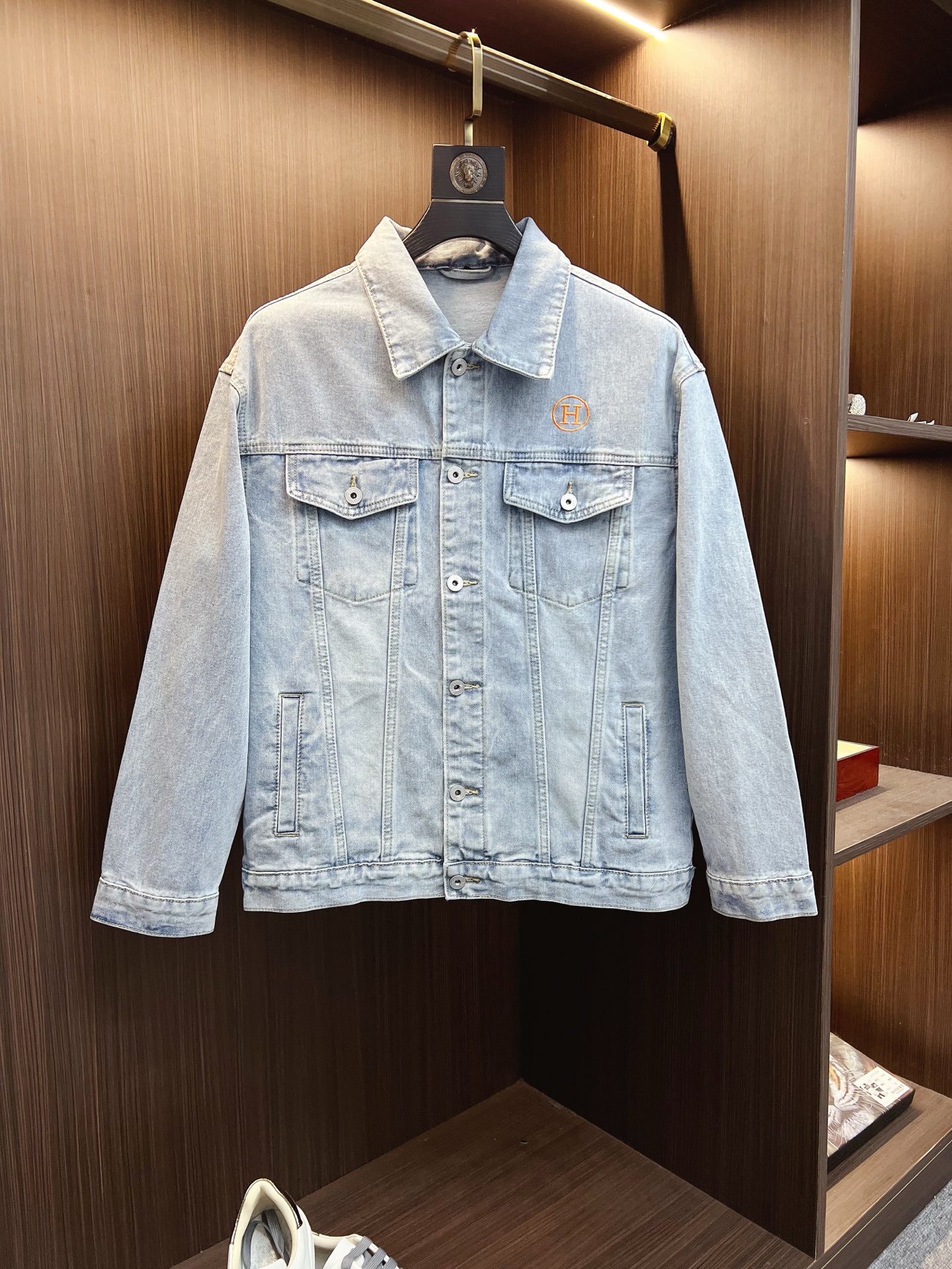 NO:615038,[Hermès] Popular fashion items, high-quality purchasing agents, 2025 SS brand new men’s denim jackets, original high-end denim shirts synchronized with the official website!  Fashionable denim clothing with high precision and heavy craftsmanship!  Very casual M-XXXL,,hermes,jackets & coats,alexander wang19860909【爱马仕】时尚主推爆款 代购级别牛货 2025 SS全新男士牛仔外套 官网同步原单高端牛仔衫 ！时尚牛仔衣 高精度重磅工艺！ 非常显休闲 M-XXXL,,hermes,jackets & coats,alexander wang,Men's clothing