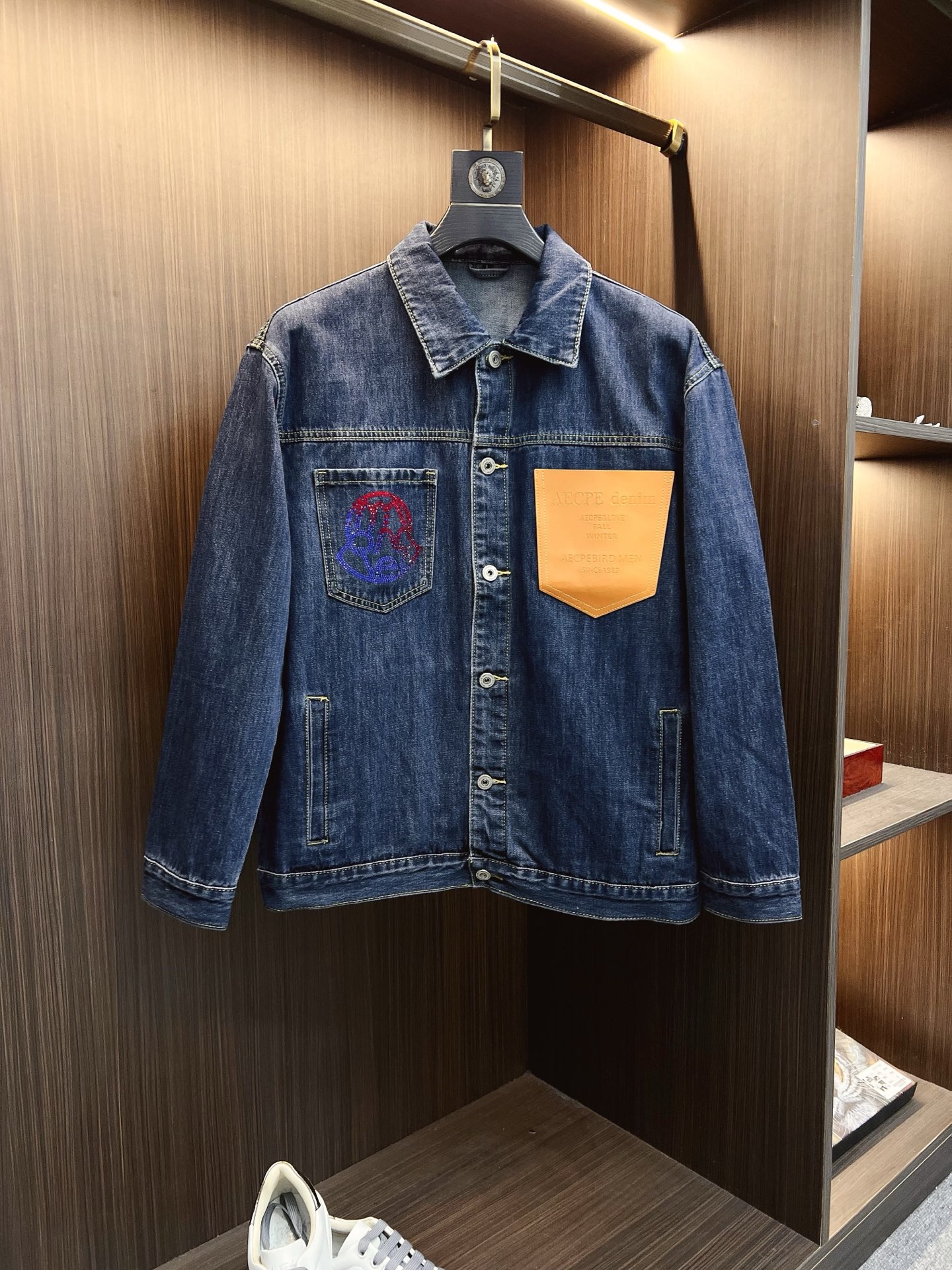 NO:615043,[Mouth Mouth] Popular fashion items, high-quality purchasing agents, 2025 SS brand new men’s denim jackets, and the official website synchronizes with the original order of high-end denim shirts!  Fashionable denim clothing with high precision and heavy craftsmanship!  Very casual M-XXXL,,Moncler,jackets & coats,alexander wang19860909【蒙口】时尚主推爆款 代购级别牛货 2025 SS全新男士牛仔外套 官网同步原单高端牛仔衫 ！时尚牛仔衣 高精度重磅工艺！ 非常显休闲 M-XXXL,,Moncler,jackets & coats,alexander wang,Men's clothing