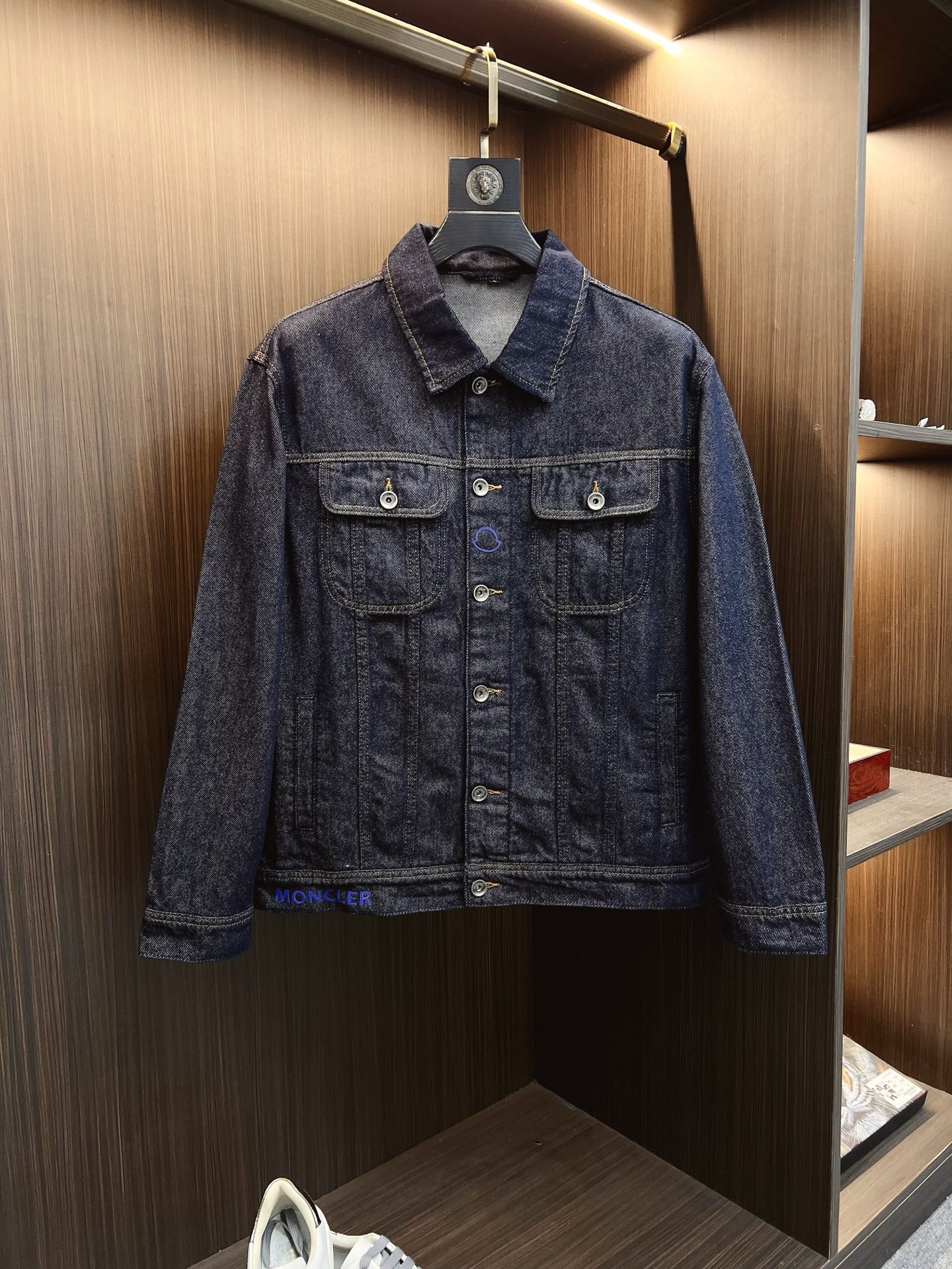 NO:615050,[Mouth Mouth] Popular fashion items, high-quality purchasing agents, 2025 SS brand new men’s denim jackets, and the official website synchronizes with the original order of high-end denim shirts!  Fashionable denim clothing with high precision and heavy craftsmanship!  Very casual M-XXXL,,Moncler,jackets & coats,alexander wang19860909【蒙口】时尚主推爆款 代购级别牛货 2025 SS全新男士牛仔外套 官网同步原单高端牛仔衫 ！时尚牛仔衣 高精度重磅工艺！ 非常显休闲 M-XXXL,,Moncler,jackets & coats,alexander wang,Men's clothing