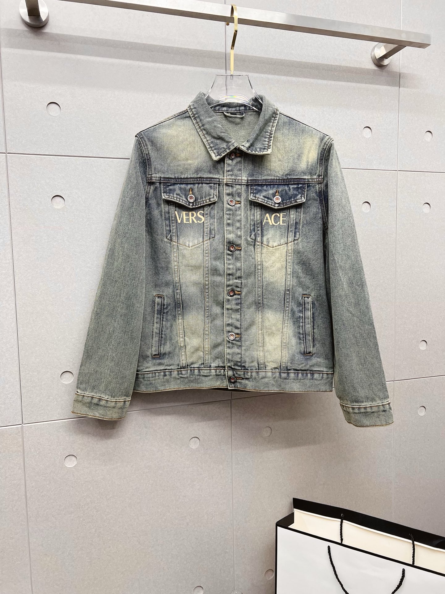 NO:567082,【Versace】Fashion flagship hot-selling item, high-quality purchasing agent, 2025 SS brand new men’s denim jacket, original high-end denim shirt synchronized with the official website!  Fashionable denim clothing with high precision and heavy craftsmanship!  Very casual M-XXXL,,versace,jackets & coats,alexander wang19860909【范思哲】时尚主推爆款 代购级别牛货 2025 SS全新男士牛仔外套 官网同步原单高端牛仔衫 ！时尚牛仔衣 高精度重磅工艺！ 非常显休闲 M-XXXL,,versace,jackets & coats,alexander wang,Men's clothing