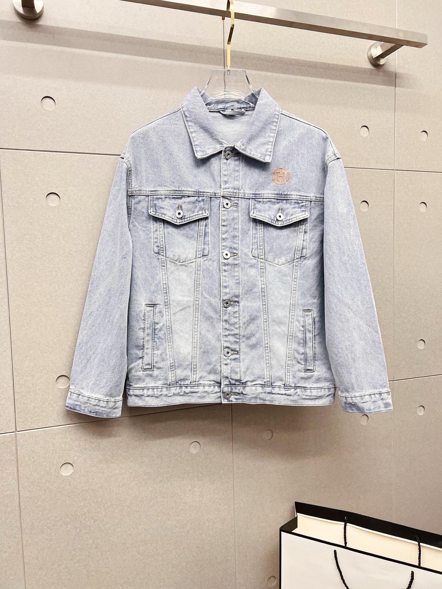 NO:567089,[Hermès] Popular fashion items, high-quality purchasing agents, 2025 SS brand new men’s denim jackets, original high-end denim shirts synchronized with the official website!  Fashionable denim clothing with high precision and heavy craftsmanship!  Very casual M-XXXL,,hermes,jackets & coats,alexander wang19860909【爱马仕】时尚主推爆款 代购级别牛货 2025 SS全新男士牛仔外套 官网同步原单高端牛仔衫 ！时尚牛仔衣 高精度重磅工艺！ 非常显休闲 M-XXXL,,hermes,jackets & coats,alexander wang,Men's clothing