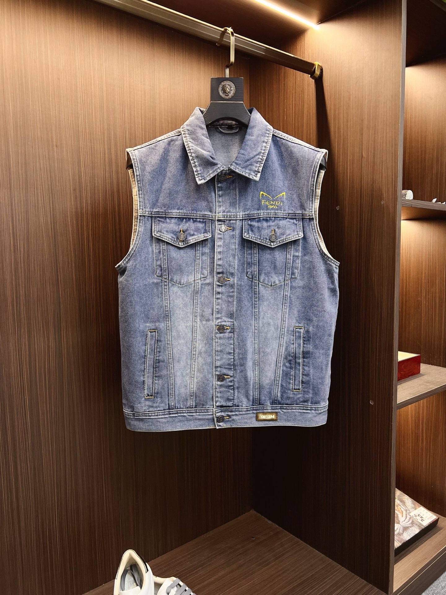 NO:615091,【FENDI Fendi】Fashionally popular hot-selling items, high-quality purchasing agents, 2025 SS brand new men’s denim vest jacket, and the official website synchronizes the original order of high-end denim shirts!  Fashionable denim clothing with high precision and heavy craftsmanship!  Very casual M-XXXL,,fendi,fendi,jackets & coats,alexander wang19860909【FENDI 芬迪】时尚主推爆款 代购级别牛货 2025 SS全新男士牛仔马甲外套 官网同步原单高端牛仔衫 ！时尚牛仔衣 高精度重磅工艺！ 非常显休闲 M-XXXL,,fendi,fendi,jackets & coats,alexander wang,Men's clothing