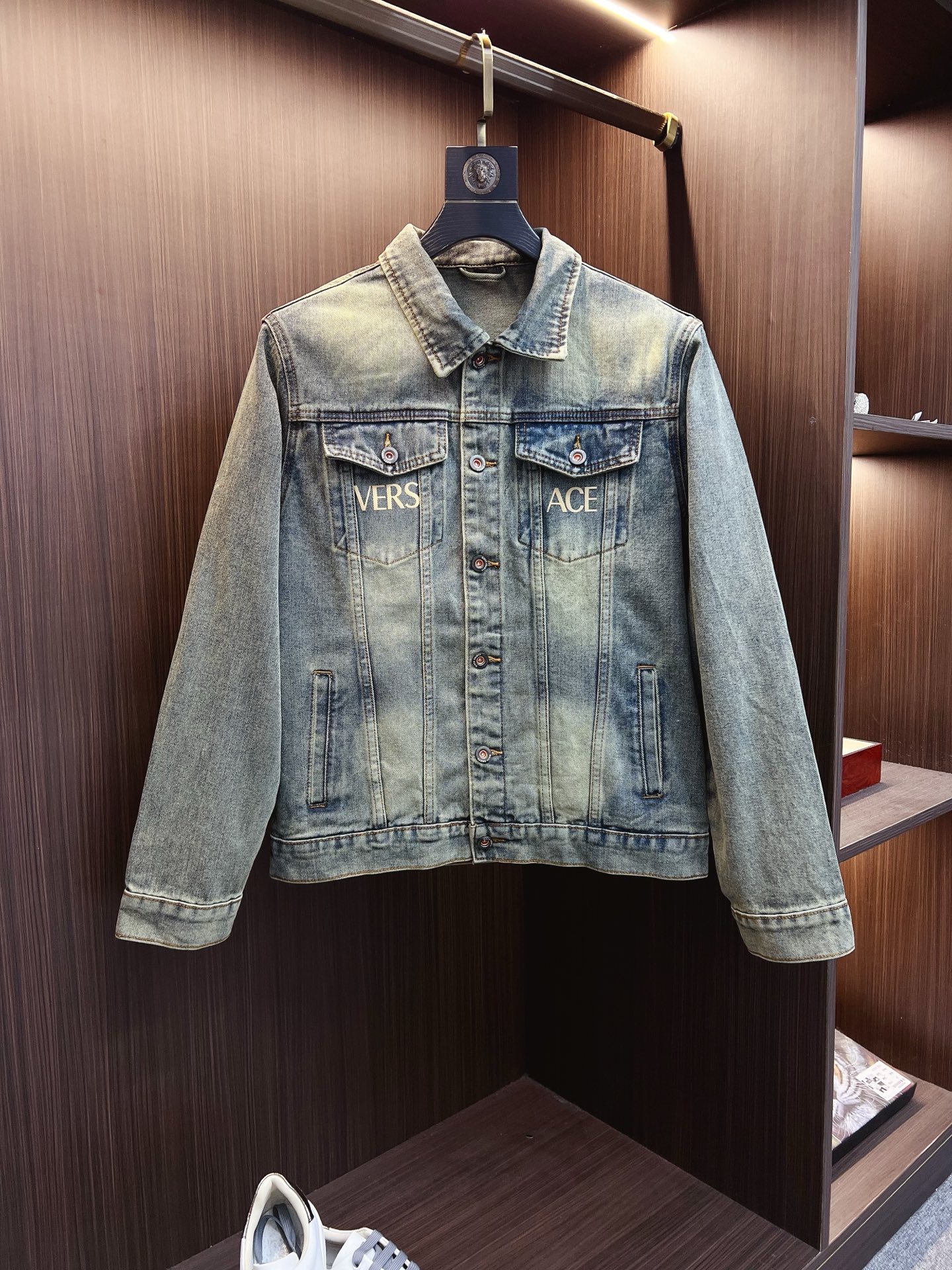 NO:615049,【Versace】Fashion flagship hot-selling item, high-quality purchasing agent, 2025 SS brand new men’s denim jacket, original high-end denim shirt synchronized with the official website!  Fashionable denim clothing with high precision and heavy craftsmanship!  Very casual M-XXXL,,versace,jackets & coats,alexander wang19860909【范思哲】时尚主推爆款 代购级别牛货 2025 SS全新男士牛仔外套 官网同步原单高端牛仔衫 ！时尚牛仔衣 高精度重磅工艺！ 非常显休闲 M-XXXL,,versace,jackets & coats,alexander wang,Men's clothing