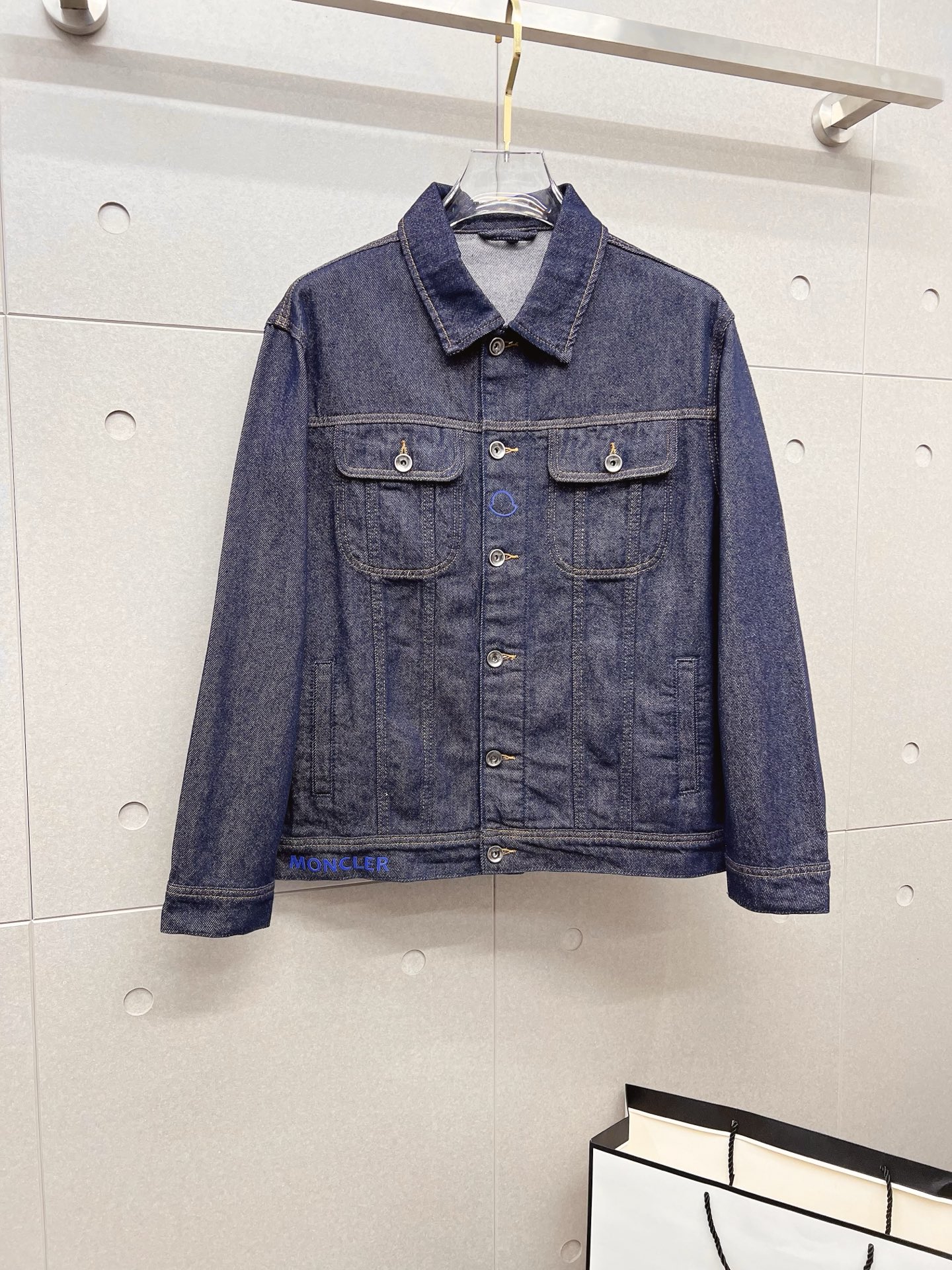 NO:567079,[Mouth Mouth] Popular fashion items, high-quality purchasing agents, 2025 SS brand new men’s denim jackets, and the official website synchronizes with the original order of high-end denim shirts!  Fashionable denim clothing with high precision and heavy craftsmanship!  Very casual M-XXXL,,Moncler,jackets & coats,alexander wang19860909【蒙口】时尚主推爆款 代购级别牛货 2025 SS全新男士牛仔外套 官网同步原单高端牛仔衫 ！时尚牛仔衣 高精度重磅工艺！ 非常显休闲 M-XXXL,,Moncler,jackets & coats,alexander wang,Men's clothing