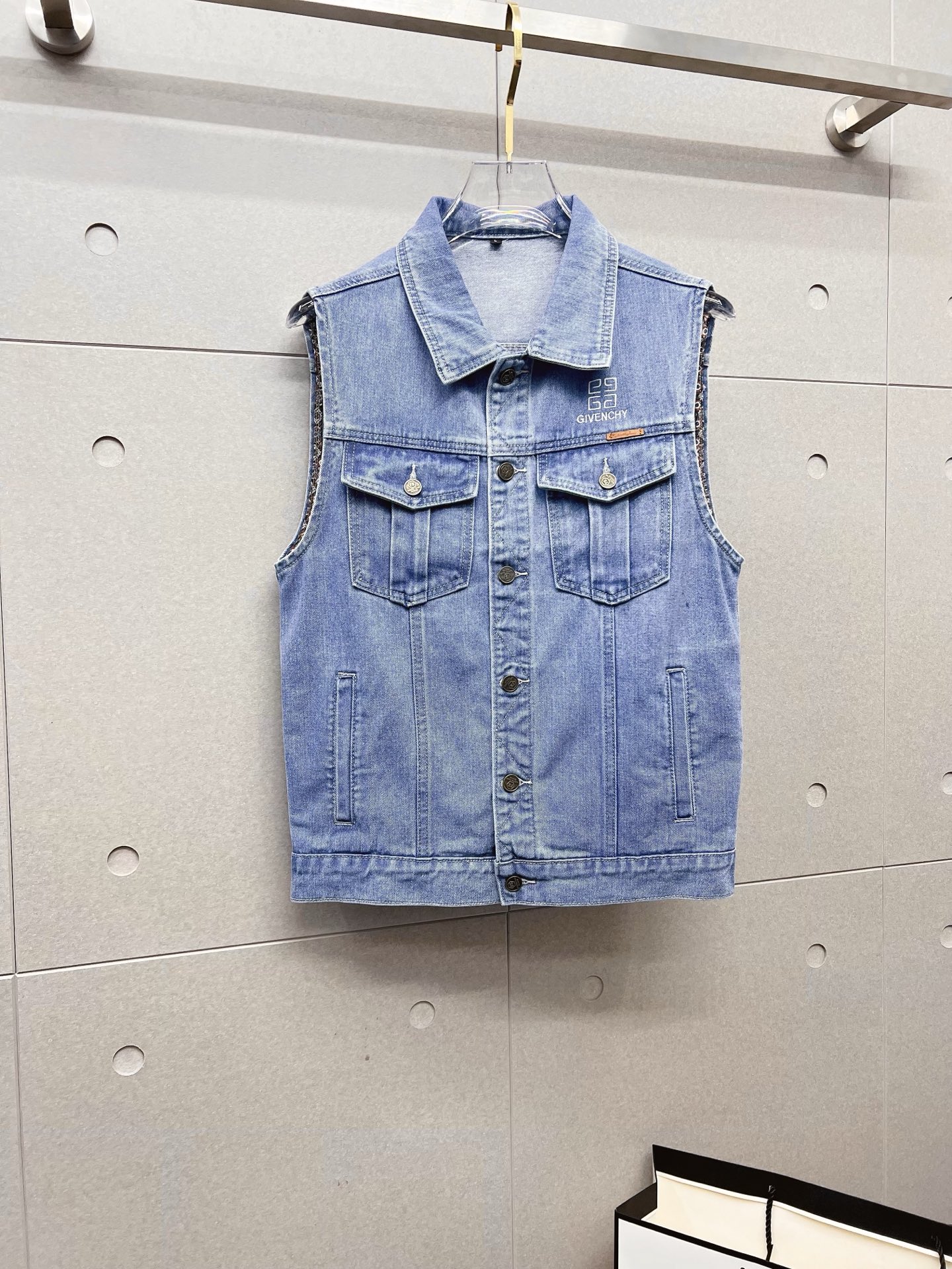 NO:567096,[Givenchy] Popular fashion items, high-quality purchasing agent, 2025 SS new men's denim vest jacket, original high-end denim shirts synchronized with the official website!  Fashionable denim clothing with high precision and heavy craftsmanship!  Very casual M-XXXL,,givenchy,jackets & coats,alexander wang19860909【纪梵希】时尚主推爆款 代购级别牛货 2025 SS全新男士牛仔马甲外套 官网同步原单高端牛仔衫 ！时尚牛仔衣 高精度重磅工艺！ 非常显休闲 M-XXXL,,givenchy,jackets & coats,alexander wang,Men's clothing