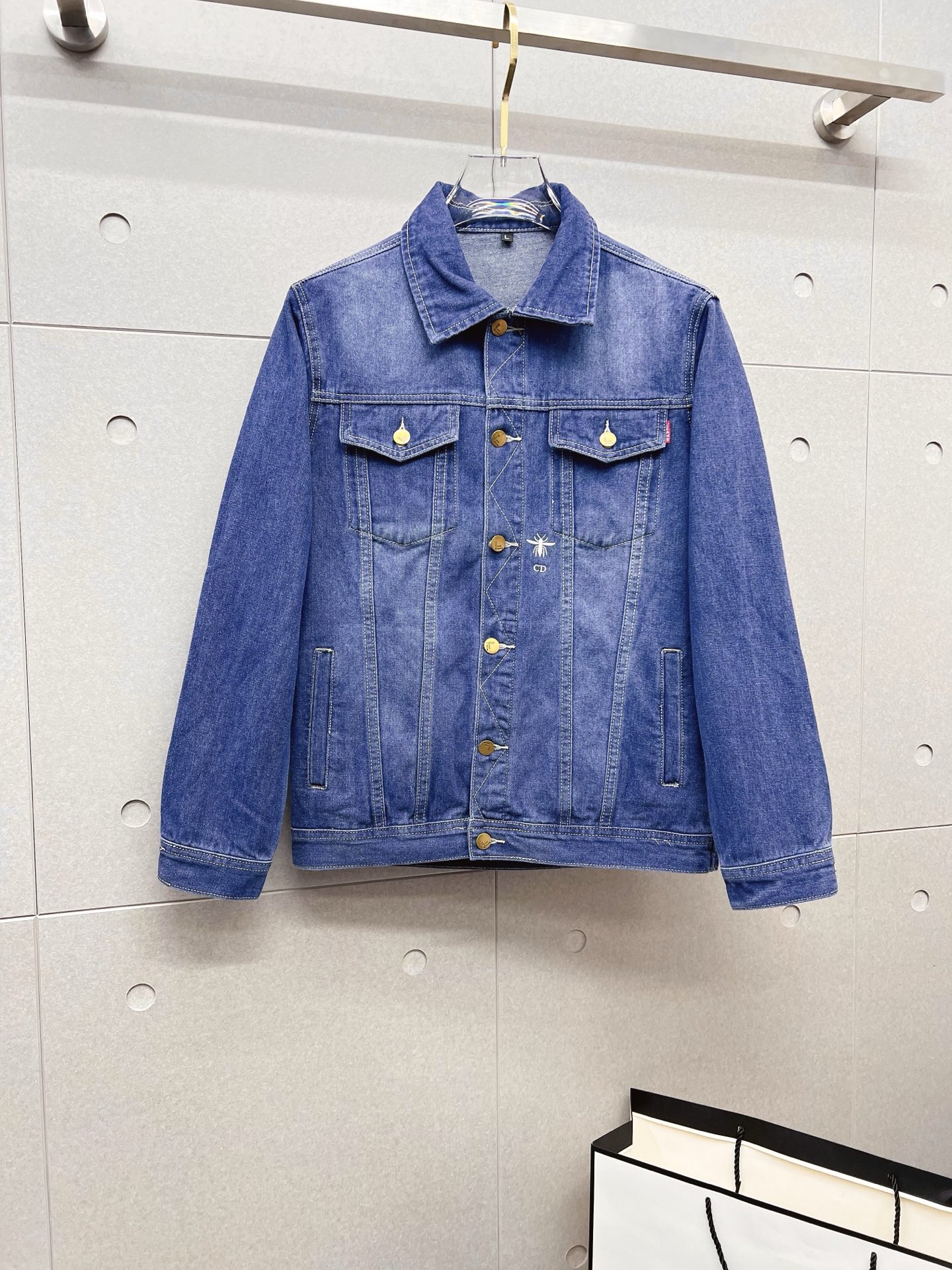 NO:567092,【Dior】Fashion flagship hot-selling items, high-end purchasing agents, 2025 SS brand new men’s denim jackets, original high-end denim shirts synchronized with the official website!  Fashionable denim clothing with high precision and heavy craftsmanship!  Very casual M-XXXL,,dior,dior,jackets & coats,alexander wang19860909【Dior 迪奥】时尚主推爆款 代购级别牛货 2025 SS全新男士牛仔外套 官网同步原单高端牛仔衫 ！时尚牛仔衣 高精度重磅工艺！ 非常显休闲 M-XXXL,,dior,dior,jackets & coats,alexander wang,Men's clothing