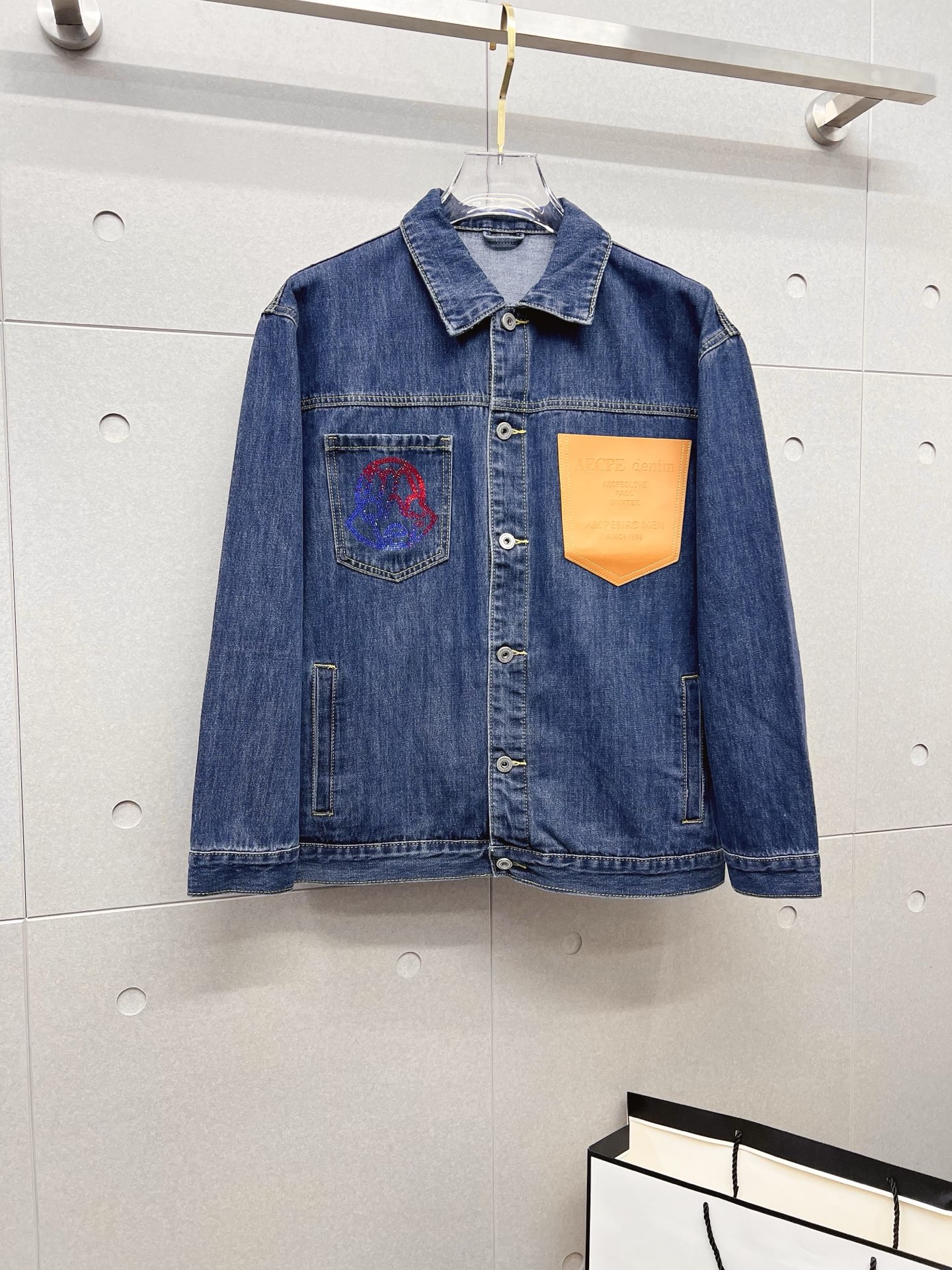 NO:567085,[Mouth Mouth] Popular fashion items, high-quality purchasing agents, 2025 SS brand new men’s denim jackets, and the official website synchronizes with the original order of high-end denim shirts!  Fashionable denim clothing with high precision and heavy craftsmanship!  Very casual M-XXXL,,Moncler,jackets & coats,alexander wang19860909【蒙口】时尚主推爆款 代购级别牛货 2025 SS全新男士牛仔外套 官网同步原单高端牛仔衫 ！时尚牛仔衣 高精度重磅工艺！ 非常显休闲 M-XXXL,,Moncler,jackets & coats,alexander wang,Men's clothing