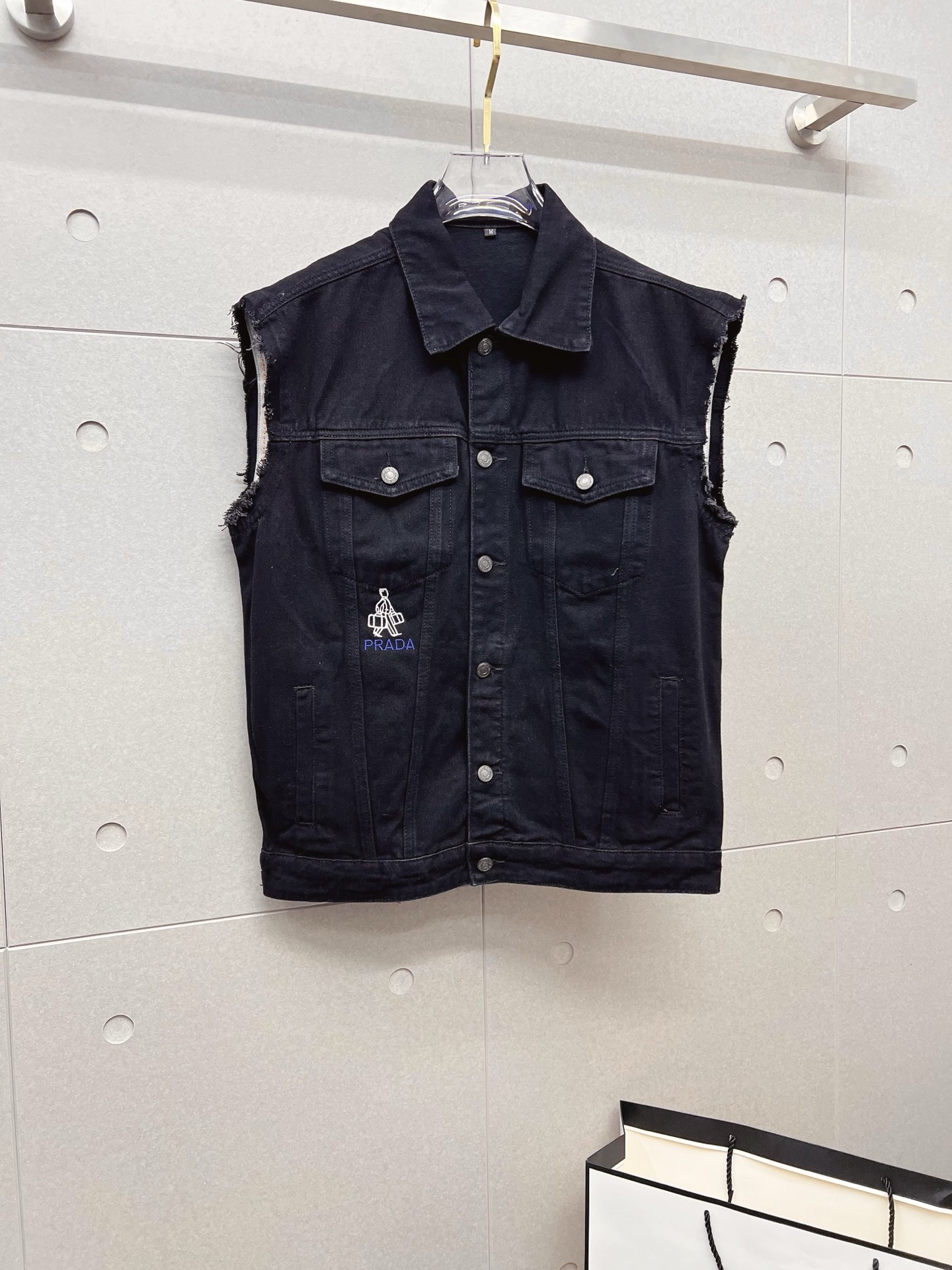 NO:567103,【PRADA】Fashion flagship popular hot-selling products, 2025 SS brand new men's denim vest jacket, original high-end denim shirts synchronized with the official website!  Fashionable denim clothing with high precision and heavy craftsmanship!  Very casual M-XXXL,,prada,prada,jackets & coats,alexander wang19860909【PRADA 普拉达】时尚主推爆款 代购级别牛货 2025 SS全新男士牛仔马甲外套 官网同步原单高端牛仔衫 ！时尚牛仔衣 高精度重磅工艺！ 非常显休闲 M-XXXL,,prada,prada,jackets & coats,alexander wang,Men's clothing