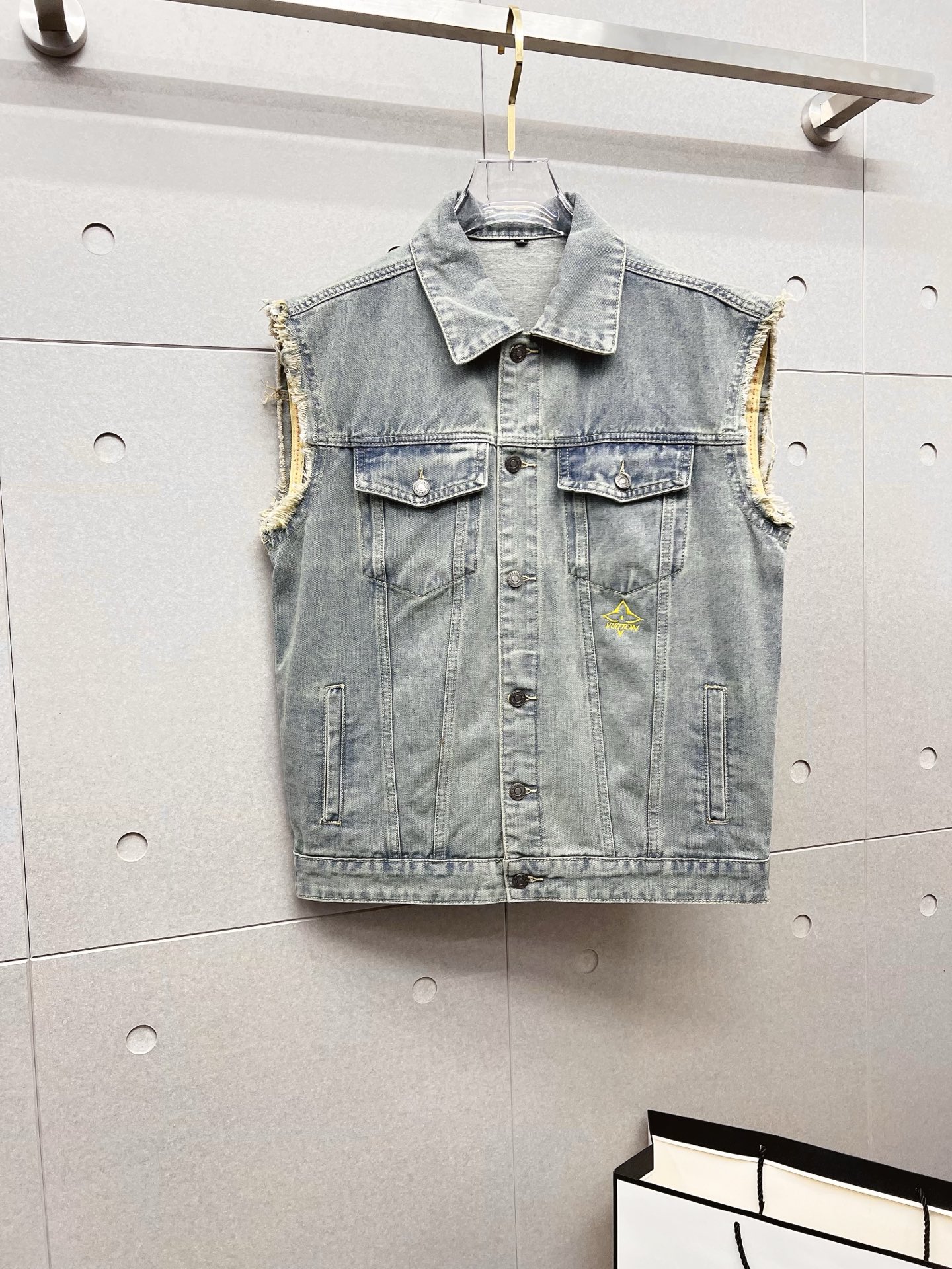 NO:567111,【LV】Fashion flagship popular hot-selling products, 2025 SS brand new men's denim vest jacket, original high-end denim shirts synchronized with the official website!  Fashionable denim clothing with high precision and heavy craftsmanship!  Very casual M-XXXL,,louis vuitton,jackets & coats,alexander wang19860909【LV】时尚主推爆款 代购级别牛货 2025 SS全新男士牛仔马甲外套 官网同步原单高端牛仔衫 ！时尚牛仔衣 高精度重磅工艺！ 非常显休闲 M-XXXL,,louis vuitton,jackets & coats,alexander wang,Men's clothing