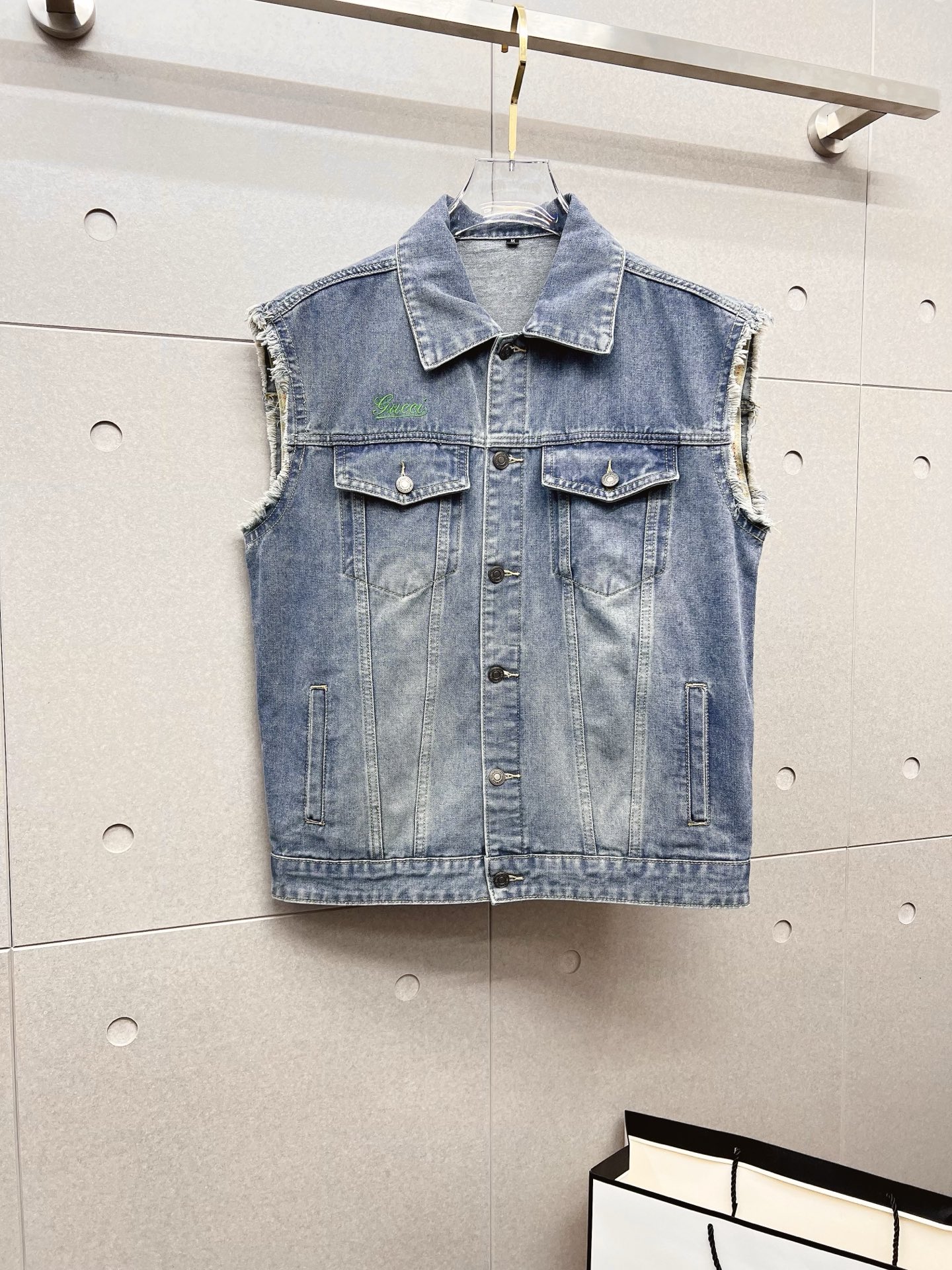 NO:567115,【GUCCI】Fashion flagship hot-selling item, high-quality purchasing agent, 2025 SS brand new men’s denim vest jacket, original high-end denim shirt synchronized with the official website!  Fashionable denim clothing with high precision and heavy craftsmanship!  Very casual M-XXXL,,gucci,jackets & coats,alexander wang19860909【GUCCI 古奇】时尚主推爆款 代购级别牛货 2025 SS全新男士牛仔马甲外套 官网同步原单高端牛仔衫 ！时尚牛仔衣 高精度重磅工艺！ 非常显休闲 M-XXXL,,gucci,jackets & coats,alexander wang,Men's clothing