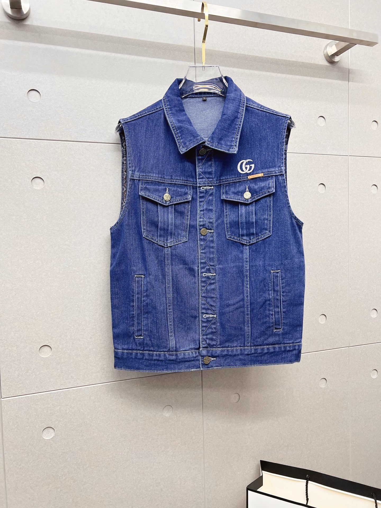 NO:567122,【GUCCI】Fashion flagship hot-selling item, high-quality purchasing agent, 2025 SS brand new men’s denim vest jacket, original high-end denim shirt synchronized with the official website!  Fashionable denim clothing with high precision and heavy craftsmanship!  Very casual M-XXXL,,gucci,jackets & coats,alexander wang19860909【GUCCI 古奇】时尚主推爆款 代购级别牛货 2025 SS全新男士牛仔马甲外套 官网同步原单高端牛仔衫 ！时尚牛仔衣 高精度重磅工艺！ 非常显休闲 M-XXXL,,gucci,jackets & coats,alexander wang,Men's clothing
