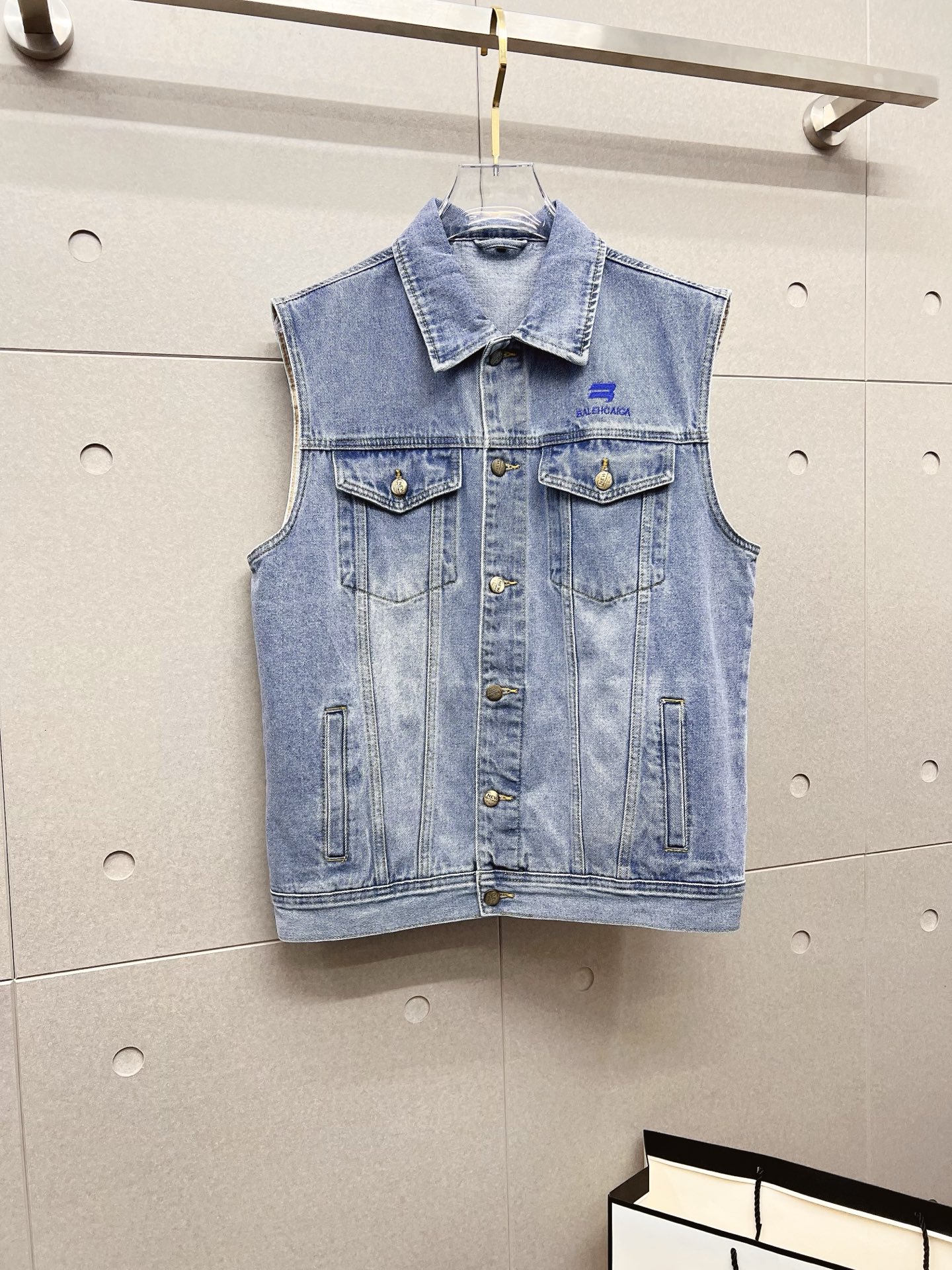NO:567127,[Balenciaga] Popular fashion items, high-quality purchasing agent, 2025 SS new men's denim vest jacket, original high-end denim shirts synchronized with the official website!  Fashionable denim clothing with high precision and heavy craftsmanship!  Very casual M-XXXL,,balenciaga,jackets & coats,alexander wang19860909【巴黎世家】时尚主推爆款 代购级别牛货 2025 SS全新男士牛仔马甲外套 官网同步原单高端牛仔衫 ！时尚牛仔衣 高精度重磅工艺！ 非常显休闲 M-XXXL,,balenciaga,jackets & coats,alexander wang,Men's clothing