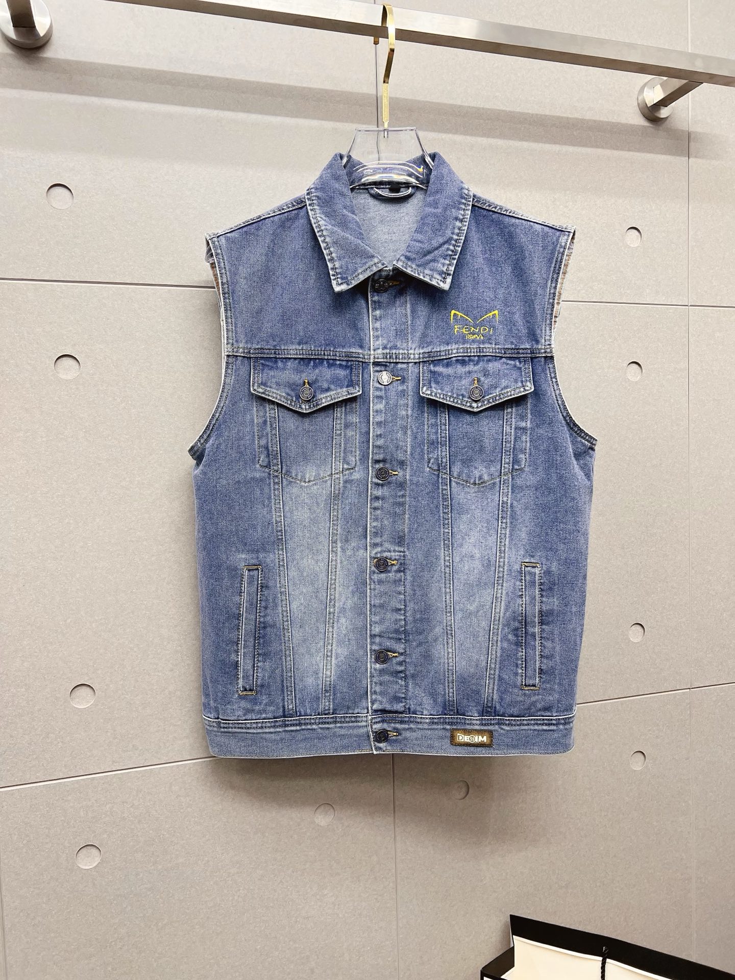 NO:567133,【FENDI Fendi】Fashionally popular hot-selling items, high-quality purchasing agents, 2025 SS brand new men’s denim vest jacket, and the official website synchronizes the original order of high-end denim shirts!  Fashionable denim clothing with high precision and heavy craftsmanship!  Very casual M-XXXL,,fendi,fendi,jackets & coats,alexander wang19860909【FENDI 芬迪】时尚主推爆款 代购级别牛货 2025 SS全新男士牛仔马甲外套 官网同步原单高端牛仔衫 ！时尚牛仔衣 高精度重磅工艺！ 非常显休闲 M-XXXL,,fendi,fendi,jackets & coats,alexander wang,Men's clothing