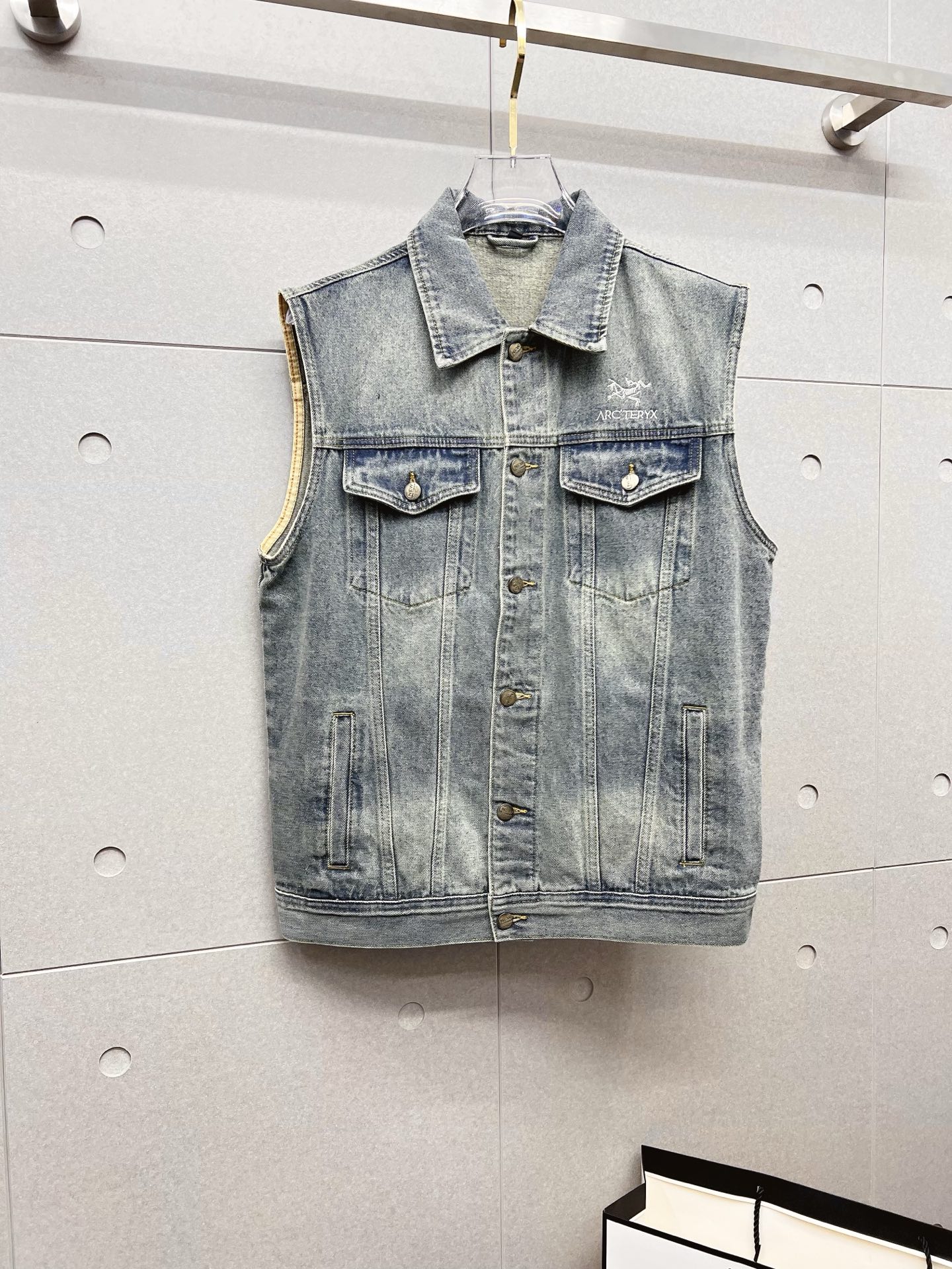 NO:567138,[Arc'teryx] Fashion's most popular hot style, high-quality purchasing agent, 2025 SS brand new men's denim vest jacket, original order of high-end denim shirts synchronized with the official website!  Fashionable denim clothing with high precision and heavy craftsmanship!  Very casual M-XXXL,arc'teryx,jackets & coats,alexander wang19860909【始祖鸟】时尚主推爆款 代购级别牛货 2025 SS全新男士牛仔马甲外套 官网同步原单高端牛仔衫 ！时尚牛仔衣 高精度重磅工艺！ 非常显休闲 M-XXXL,arc'teryx,jackets & coats,alexander wang,Men's clothing