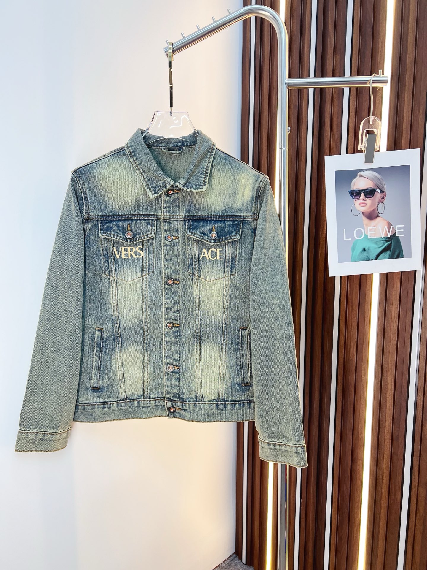 NO:601832,【Versace】Fashion flagship hot-selling item, high-quality purchasing agent, 2025 SS brand new men’s denim jacket, original high-end denim shirt synchronized with the official website!  Fashionable denim clothing with high precision and heavy craftsmanship!  Very casual M-XXXL,,versace,jackets & coats,alexander wang19860909【范思哲】时尚主推爆款 代购级别牛货 2025 SS全新男士牛仔外套 官网同步原单高端牛仔衫 ！时尚牛仔衣 高精度重磅工艺！ 非常显休闲 M-XXXL,,versace,jackets & coats,alexander wang,Men's clothing