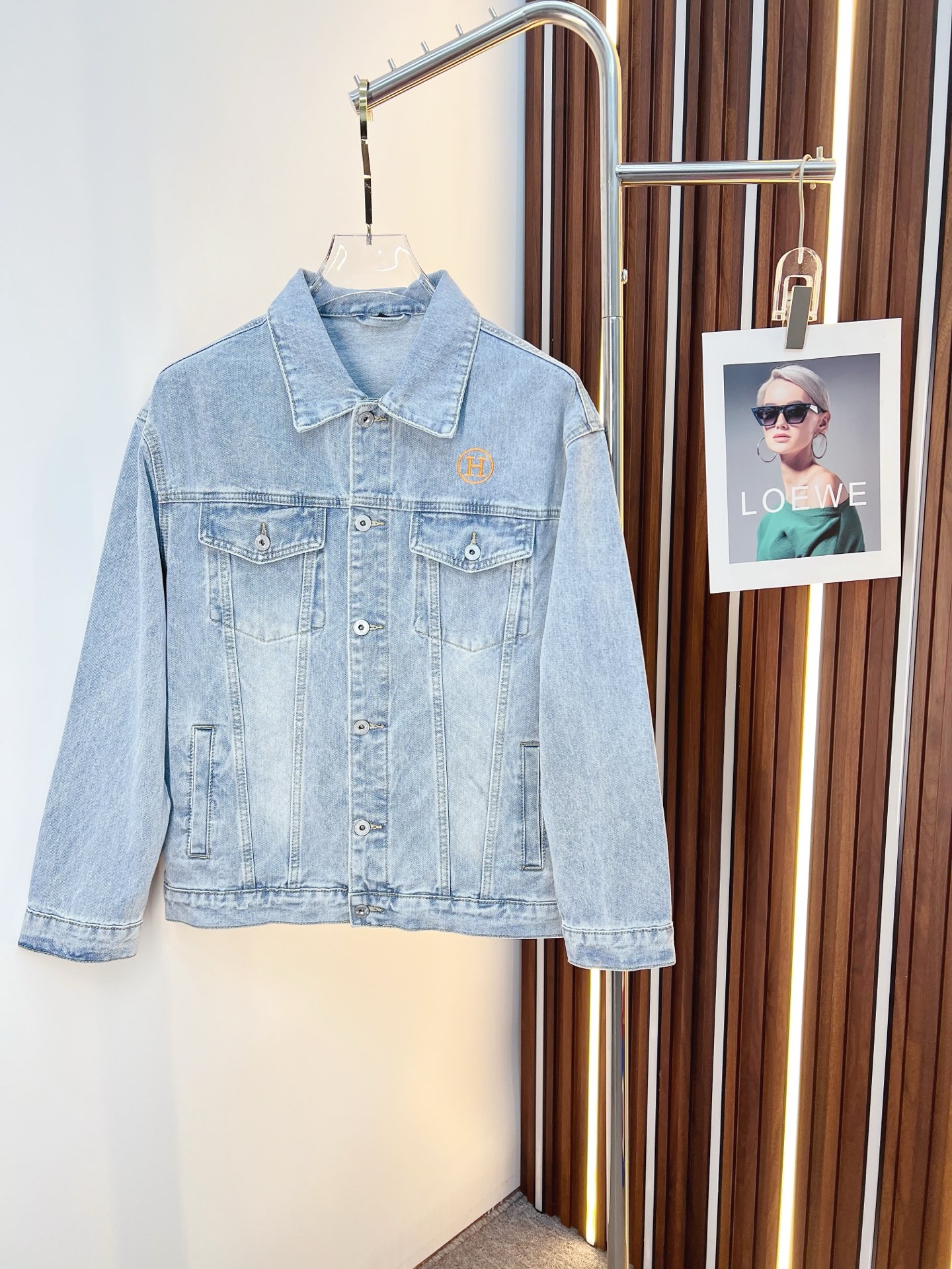 NO:601837,[Hermès] Popular fashion items, high-quality purchasing agents, 2025 SS brand new men’s denim jackets, original high-end denim shirts synchronized with the official website!  Fashionable denim clothing with high precision and heavy craftsmanship!  Very casual M-XXXL,,hermes,jackets & coats,alexander wang19860909【爱马仕】时尚主推爆款 代购级别牛货 2025 SS全新男士牛仔外套 官网同步原单高端牛仔衫 ！时尚牛仔衣 高精度重磅工艺！ 非常显休闲 M-XXXL,,hermes,jackets & coats,alexander wang,Men's clothing