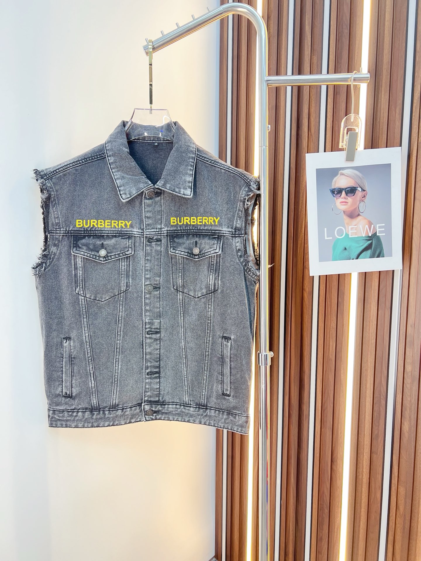 NO:601845,[Burberry] Popular fashion items, high-quality purchasing agents, 2025 SS new men's denim vest jacket, original high-end denim shirts synchronized with the official website!  Fashionable denim clothing with high precision and heavy craftsmanship!  Very casual M-XXXL,,burberry,burberry,jackets & coats,alexander wang19860909【Burberry 巴宝莉】时尚主推爆款 代购级别牛货 2025 SS全新男士牛仔马甲外套 官网同步原单高端牛仔衫 ！时尚牛仔衣 高精度重磅工艺！ 非常显休闲 M-XXXL,,burberry,burberry,jackets & coats,alexander wang,Men's clothing