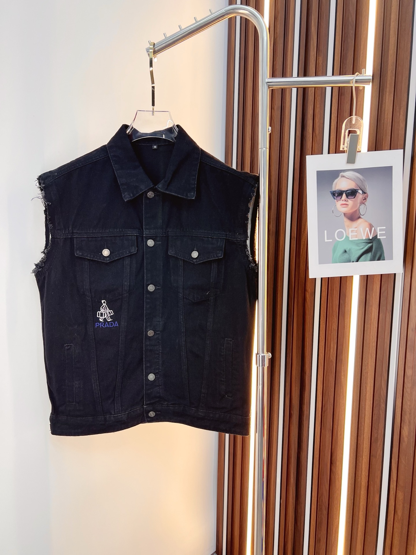 NO:601847,【PRADA】Fashion flagship popular hot-selling products, 2025 SS brand new men's denim vest jacket, original high-end denim shirts synchronized with the official website!  Fashionable denim clothing with high precision and heavy craftsmanship!  Very casual M-XXXL,,prada,prada,jackets & coats,alexander wang19860909【PRADA 普拉达】时尚主推爆款 代购级别牛货 2025 SS全新男士牛仔马甲外套 官网同步原单高端牛仔衫 ！时尚牛仔衣 高精度重磅工艺！ 非常显休闲 M-XXXL,,prada,prada,jackets & coats,alexander wang,Men's clothing