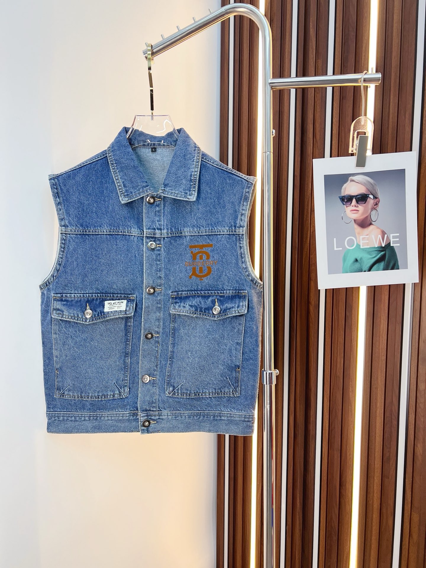 NO:601849,[Burberry] Popular fashion items, high-quality purchasing agents, 2025 SS new men's denim vest jacket, original high-end denim shirts synchronized with the official website!  Fashionable denim clothing with high precision and heavy craftsmanship!  Very casual M-XXXL,,burberry,burberry,jackets & coats,alexander wang19860909【Burberry 巴宝莉】时尚主推爆款 代购级别牛货 2025 SS全新男士牛仔马甲外套 官网同步原单高端牛仔衫 ！时尚牛仔衣 高精度重磅工艺！ 非常显休闲 M-XXXL,,burberry,burberry,jackets & coats,alexander wang,Men's clothing