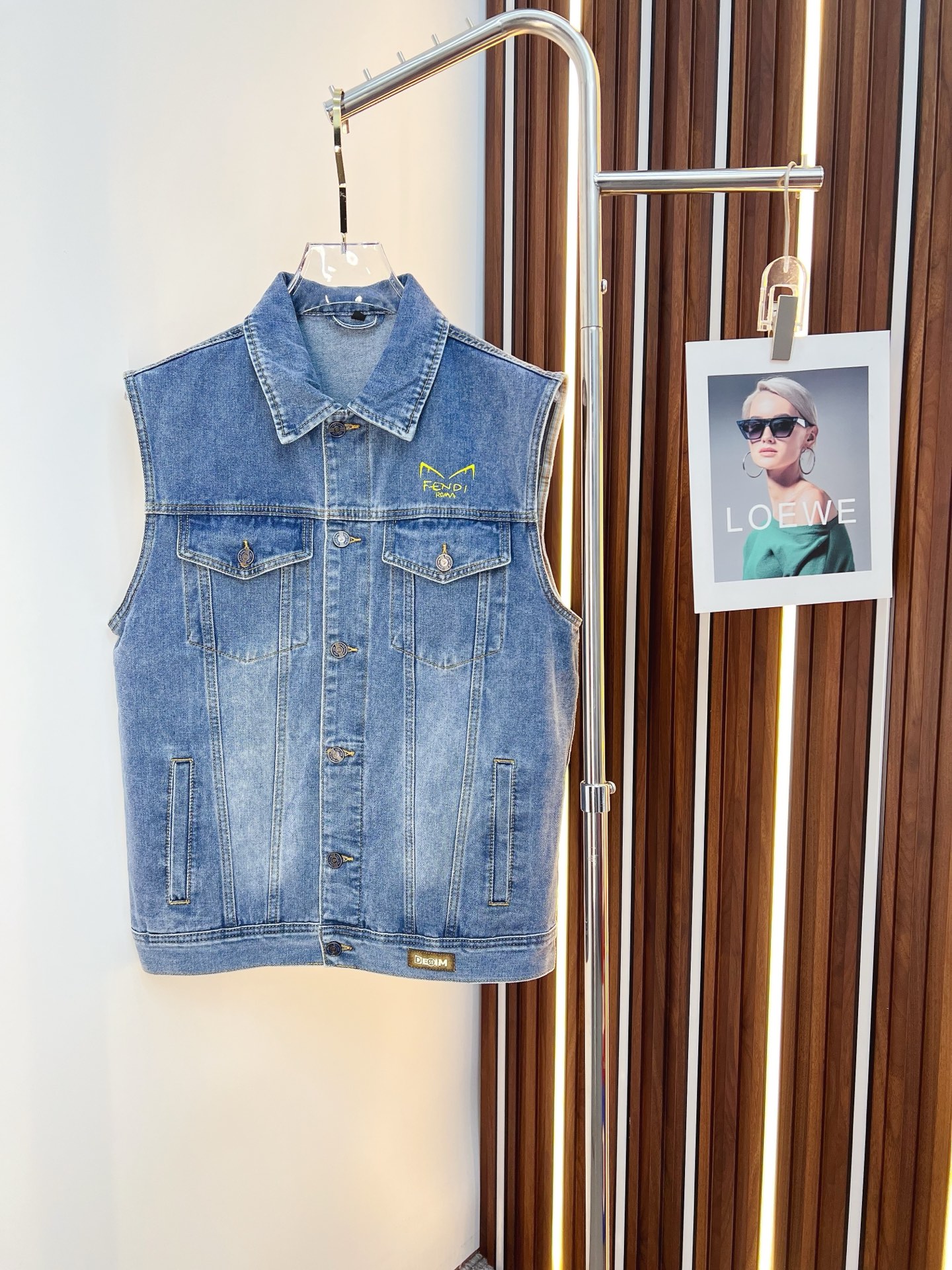 NO:601855,【FENDI Fendi】Fashionally popular hot-selling items, high-quality purchasing agents, 2025 SS brand new men’s denim vest jacket, and the official website synchronizes the original order of high-end denim shirts!  Fashionable denim clothing with high precision and heavy craftsmanship!  Very casual M-XXXL,,fendi,fendi,jackets & coats,alexander wang19860909【FENDI 芬迪】时尚主推爆款 代购级别牛货 2025 SS全新男士牛仔马甲外套 官网同步原单高端牛仔衫 ！时尚牛仔衣 高精度重磅工艺！ 非常显休闲 M-XXXL,,fendi,fendi,jackets & coats,alexander wang,Men's clothing