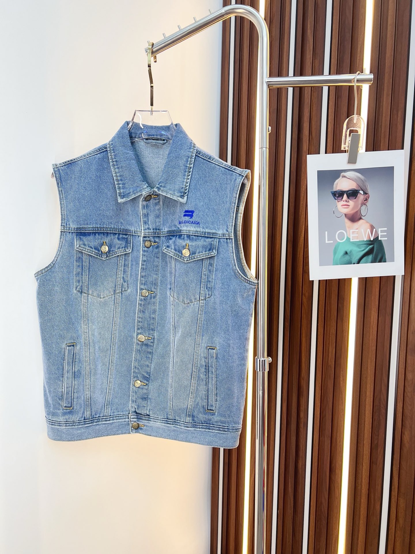 NO:601859,[Balenciaga] Popular fashion items, high-quality purchasing agent, 2025 SS new men's denim vest jacket, original high-end denim shirts synchronized with the official website!  Fashionable denim clothing with high precision and heavy craftsmanship!  Very casual M-XXXL,,balenciaga,jackets & coats,alexander wang19860909【巴黎世家】时尚主推爆款 代购级别牛货 2025 SS全新男士牛仔马甲外套 官网同步原单高端牛仔衫 ！时尚牛仔衣 高精度重磅工艺！ 非常显休闲 M-XXXL,,balenciaga,jackets & coats,alexander wang,Men's clothing