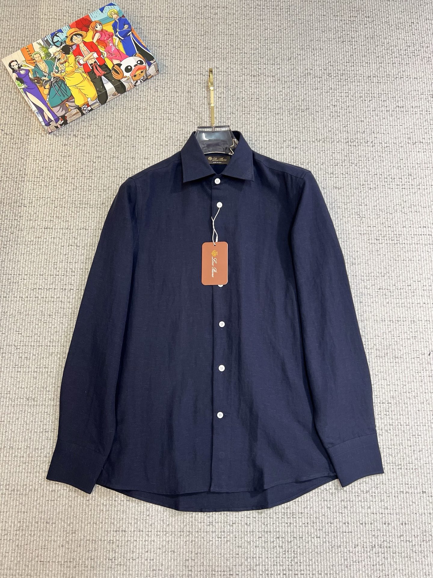 NO:527807,LP men's shirt, business casual slim long-sleeved shirt!  An indispensable item for all men, suitable for business and casual!  A new model with a limited edition in early autumn, a city business style!  The very rare counters are directly supplied to orders for counters, saving a few thousand is not a problem. The style and tailoring of the shirt is even more delicate and plastic, and any man feels like it is tailor-made after he comes on his body!  There is no need for too much primary color decoration, it is extremely simple for men to be charming!  Built with imported organic cotton, the style is more crisp and natural, with extremely comfortable touch and excellent fit!  T size M-3xL, loro piana,shirts,alexander wang19860909LP 男士衬衫,商务休闲修身款长袖衬衣！ 所有男士必不可缺的一款,宜商务 宜休闲！早秋限量新款,都市商务气质款！ 非常稀有的专柜代工直供柜台的订单,省个大几千不是问题,衬衫的版型剪裁更是精剪塑性,任何一个男士上身后都犹如量身定做一般！不需要过多的原色装饰,对于男士来说极简便是自身魅力！ 客供进口有机棉打造,更显版型的挺括自然,触感极为舒适,贴身性能绝佳！T尺码M-3xL,,loro piana,shirts,alexander wang,Men's clothing