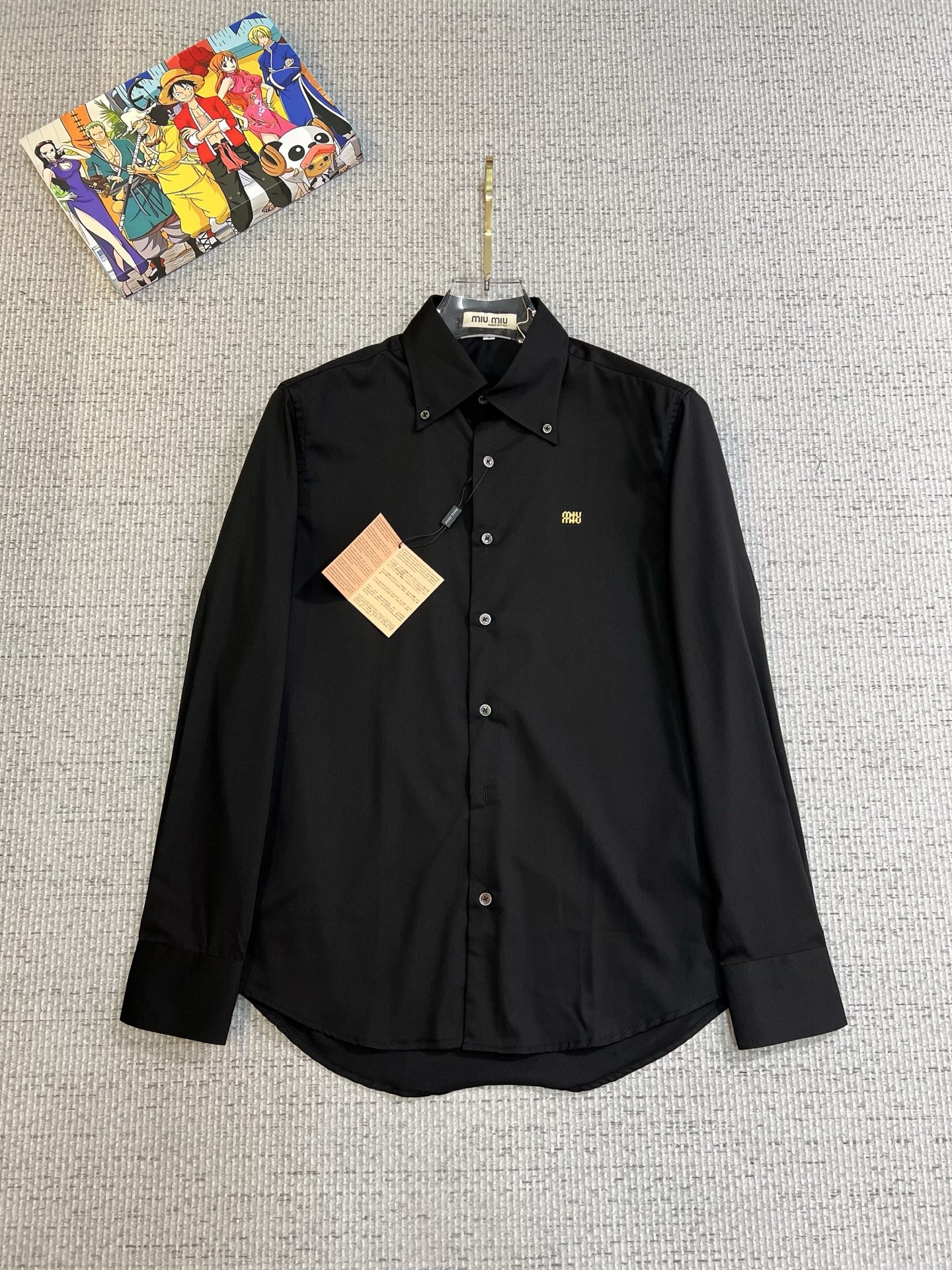 NO:527810,niu miu men's shirt, business casual slim fit long-sleeved shirt!  An indispensable item for all men, suitable for business and casual!  A new model with a limited edition in early autumn, a city business style!  The very rare counters are directly supplied to orders for counters, saving a few thousand is not a problem. The style and tailoring of the shirt is even more delicate and plastic, and any man feels like it is tailor-made after he comes on his body!  There is no need for too much primary color decoration, it is extremely simple for men to be charming!  Built with imported organic cotton, the style is more crisp and natural, with extremely comfortable touch and excellent fit!  T size M-3xL, miumiu,shirts,alexander wang19860909niu miu 男士衬衫,商务休闲修身款长袖衬衣！ 所有男士必不可缺的一款,宜商务 宜休闲！早秋限量新款,都市商务气质款！ 非常稀有的专柜代工直供柜台的订单,省个大几千不是问题,衬衫的版型剪裁更是精剪塑性,任何一个男士上身后都犹如量身定做一般！不需要过多的原色装饰,对于男士来说极简便是自身魅力！ 客供进口有机棉打造,更显版型的挺括自然,触感极为舒适,贴身性能绝佳！T尺码M-3xL,,miumiu,shirts,alexander wang,Men's clothing