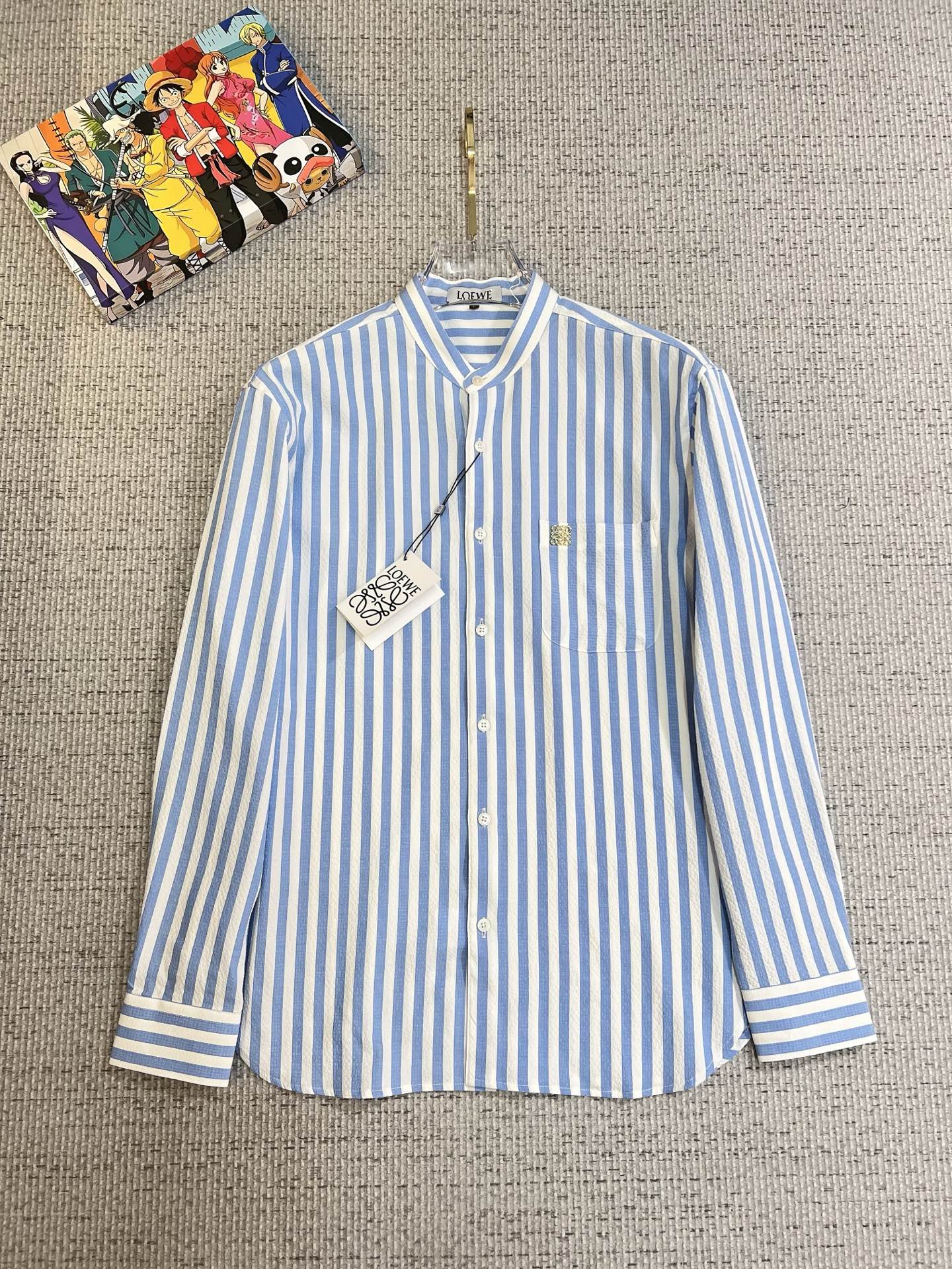 NO:527816,Luo Yiwei Men's shirt, business casual slim long-sleeved shirt!  An indispensable item for all men, suitable for business and casual!  A new model with a limited edition in early autumn, a city business style!  The very rare counters are directly supplied to orders for counters, saving a few thousand is not a problem. The style and tailoring of the shirt is even more delicate and plastic, and any man feels like it is tailor-made after he comes on his body!  There is no need for too much primary color decoration, it is extremely simple for men to be charming!  Built with imported organic cotton, the style is more crisp and natural, with extremely comfortable touch and excellent fit!  T size M-3xL, loewe,shirts,alexander wang19860909罗意威 男士衬衫,商务休闲修身款长袖衬衣！ 所有男士必不可缺的一款,宜商务 宜休闲！早秋限量新款,都市商务气质款！ 非常稀有的专柜代工直供柜台的订单,省个大几千不是问题,衬衫的版型剪裁更是精剪塑性,任何一个男士上身后都犹如量身定做一般！不需要过多的原色装饰,对于男士来说极简便是自身魅力！ 客供进口有机棉打造,更显版型的挺括自然,触感极为舒适,贴身性能绝佳！T尺码M-3xL,,loewe,shirts,alexander wang,Men's clothing