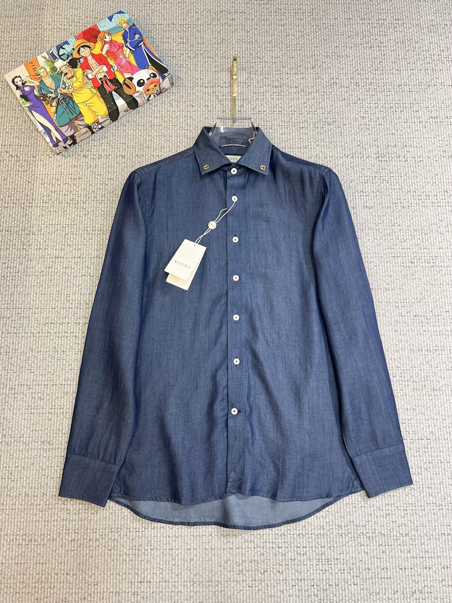 NO:527820,GUCCI Men's shirt, business casual slim long-sleeved shirt!  An indispensable item for all men, suitable for business and casual!  A new model with a limited edition in early autumn, a city business style!  The very rare counters are directly supplied to orders for counters, saving a few thousand is not a problem. The style and tailoring of the shirt is even more delicate and plastic, and any man feels like it is tailor-made after he comes on his body!  There is no need for too much primary color decoration, it is extremely simple for men to be charming!  Built with imported organic cotton, the style is more crisp and natural, with extremely comfortable touch and excellent fit!  T size M-3xL, gucci,shirts,alexander wang19860909GUCCI 古奇 男士衬衫,商务休闲修身款长袖衬衣！ 所有男士必不可缺的一款,宜商务 宜休闲！早秋限量新款,都市商务气质款！ 非常稀有的专柜代工直供柜台的订单,省个大几千不是问题,衬衫的版型剪裁更是精剪塑性,任何一个男士上身后都犹如量身定做一般！不需要过多的原色装饰,对于男士来说极简便是自身魅力！ 客供进口有机棉打造,更显版型的挺括自然,触感极为舒适,贴身性能绝佳！T尺码M-3xL,,gucci,shirts,alexander wang,Men's clothing