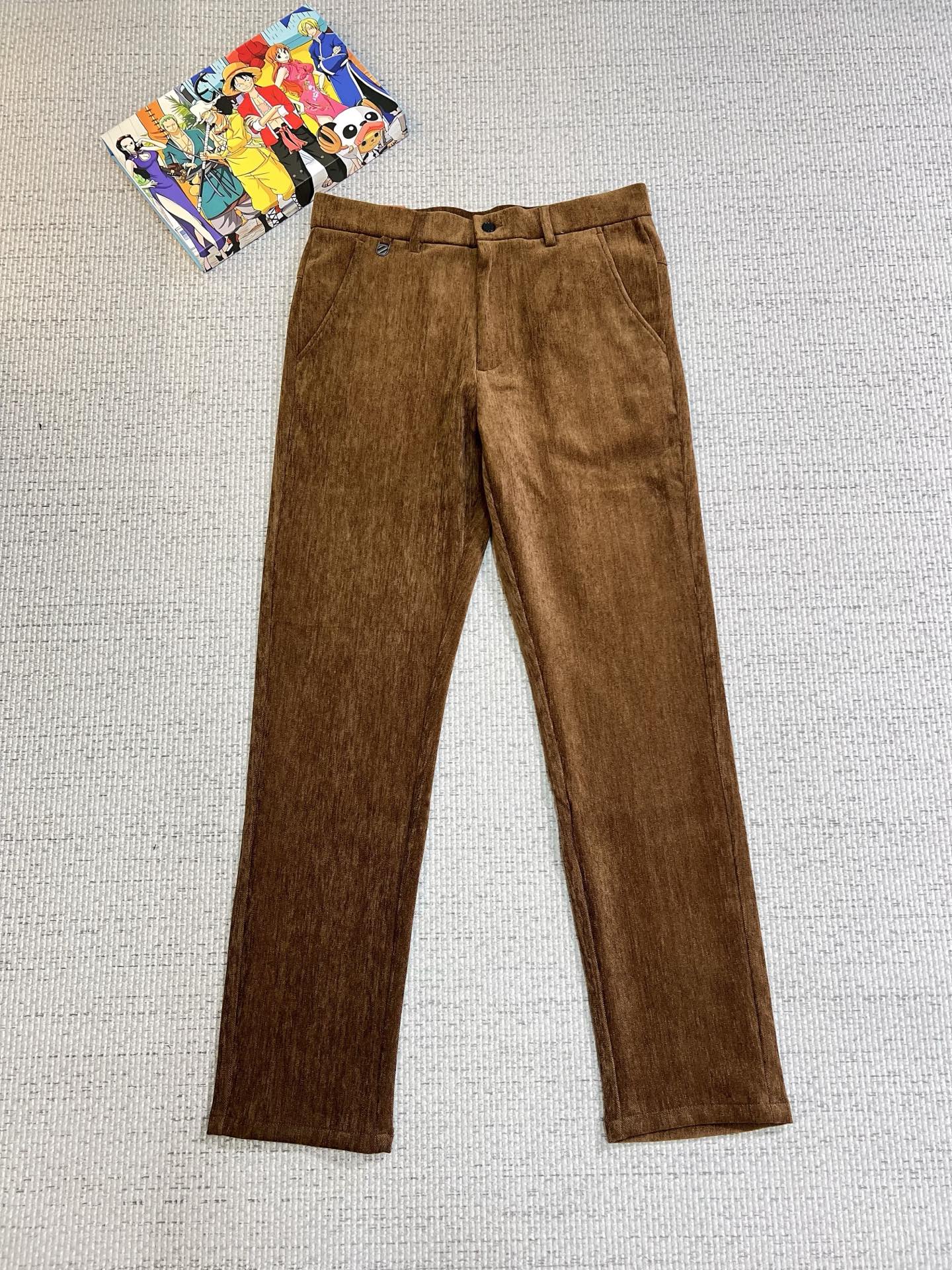 NO:539400,Jenia men's corduroy pants, official album poster outfit style!  Customer-supplied high-quality imported denim original color fabric, specially selected Japanese Okayama pure 13oz corduroy fabric, heavy environmentally friendly plant enzyme washing process, the texture has a light retro color, which is quite beautiful, and is very suitable for the autumn and winter color matching. The fabric is soft and delicate after washing, but has a strong bones and a little elastic, providing an excellent comfort experience. There is no damage to any craft elements throughout the body, retaining the purest tannin color!  The whole body details are so perfect, exquisite and exquisite. The latest waist leather marks highlight the brand's characteristics, and hardware accessories, leather marks, and wiring all reflect craftsmanship!  The style is perfectly tailored, and the hip lifting effect is excellent. It can easily sweep any top matching in the wardrobe. It has extensive compatibility and is satisfied with various daily outfits. It has a lot of upper body styles and must-have trousers for quality control and 1V masturbation control!  Size 28-38 None 35 37,,zegna,alexander wang19860909杰尼亚 男士灯芯绒裤,官宣画册海报穿搭款！ 客供高级进口的丹宁原色面料,特选日本冈山纯正13oz 盎司灯芯绒布料,重磅环保植物酵素水洗工艺,肌理有着淡淡的复古色彩,相当漂亮,极符合秋冬的配色,面料经过水洗后柔软细腻,但筋骨感极强,且略带弹力,提供了绝佳的舒适体验,通身无任何工艺元素破坏,保留了最纯粹的丹宁本色！通身细节完美如斯,精湛且考究,最新的腰部皮标彰显了品牌特质,五金配件、皮标、走线无不体现出匠心工艺！版型剪裁完美,提臀修身效果绝佳,可轻松横扫衣橱任何的上装搭配,兼容性广泛,满足于日常各种穿搭,上身型款十足,于品质控及1V迷控者必入型裤装！ 尺码28-38 无35 37,,zegna,alexander wang,Men's clothing