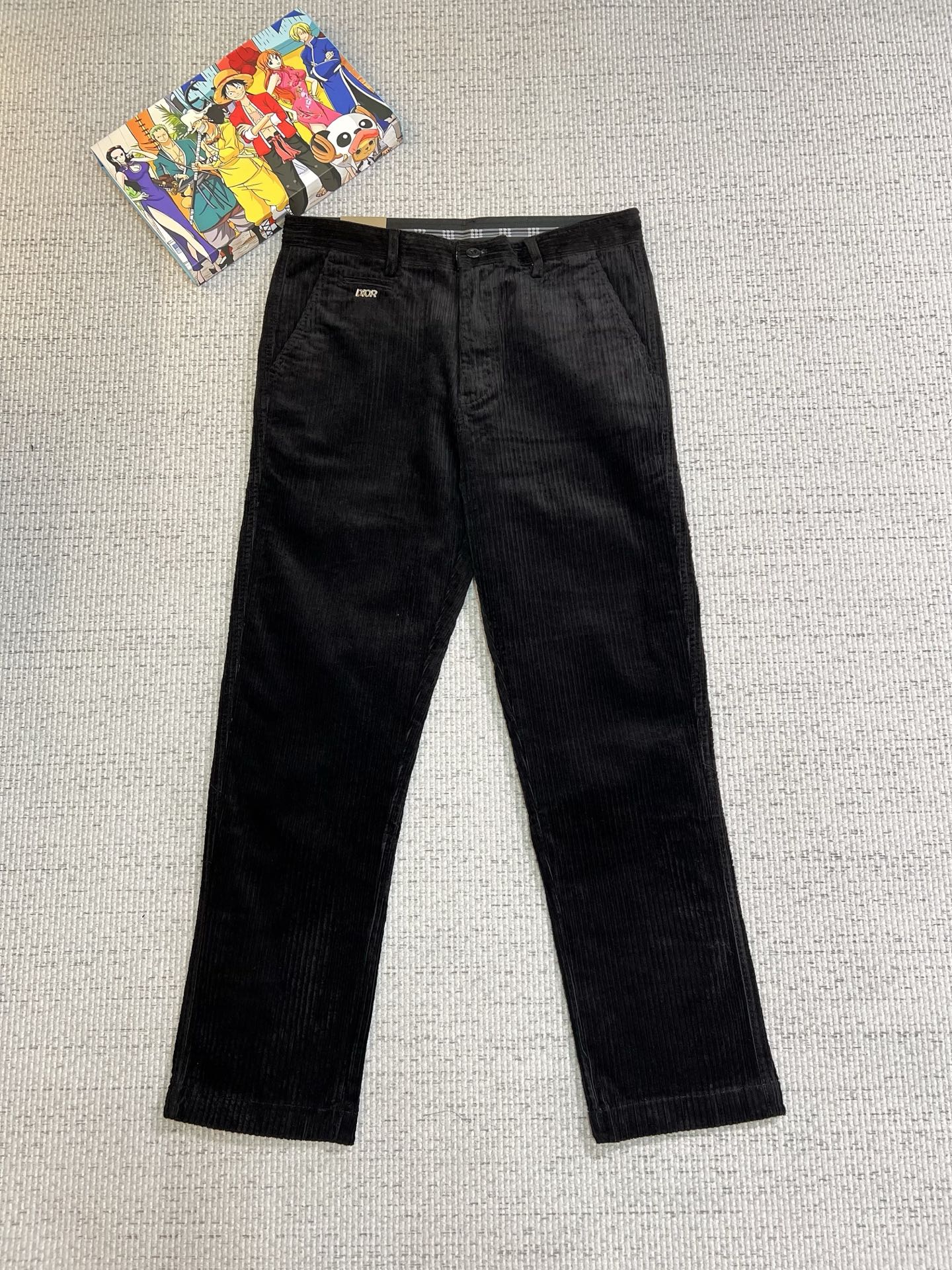 NO:539402,Dior men's corduroy pants, official album poster outfit style!  Customer-supplied high-quality imported denim original color fabric, specially selected Japanese Okayama pure 13oz corduroy fabric, heavy environmentally friendly plant enzyme washing process, the texture has a light retro color, which is quite beautiful, and is very suitable for the autumn and winter color matching. The fabric is soft and delicate after washing, but has a strong bones and a little elastic, providing an excellent comfort experience. There is no damage to any craft elements throughout the body, retaining the purest tannin color!  The whole body details are so perfect, exquisite and exquisite. The latest waist leather marks highlight the brand's characteristics, and hardware accessories, leather marks, and wiring all reflect craftsmanship!  The style is perfectly tailored, and the hip lifting effect is excellent. It can easily sweep any top matching in the wardrobe. It has extensive compatibility and is satisfied with various daily outfits. It has a lot of upper body styles and must-have trousers for quality control and 1V masturbation control!  Size 28-38 None 35 37,,dior,dior,alexander wang19860909Dior 迪奥 男士灯芯绒裤,官宣画册海报穿搭款！ 客供高级进口的丹宁原色面料,特选日本冈山纯正13oz 盎司灯芯绒布料,重磅环保植物酵素水洗工艺,肌理有着淡淡的复古色彩,相当漂亮,极符合秋冬的配色,面料经过水洗后柔软细腻,但筋骨感极强,且略带弹力,提供了绝佳的舒适体验,通身无任何工艺元素破坏,保留了最纯粹的丹宁本色！通身细节完美如斯,精湛且考究,最新的腰部皮标彰显了品牌特质,五金配件、皮标、走线无不体现出匠心工艺！版型剪裁完美,提臀修身效果绝佳,可轻松横扫衣橱任何的上装搭配,兼容性广泛,满足于日常各种穿搭,上身型款十足,于品质控及1V迷控者必入型裤装！ 尺码28-38 无35 37,,dior,dior,alexander wang,Men's clothing