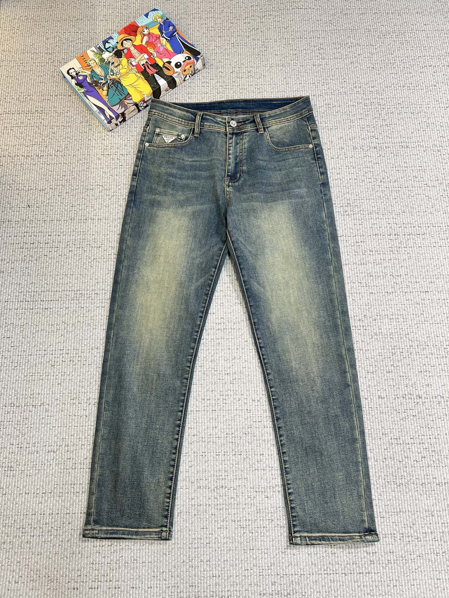 NO:539386,PRADA men's denim jeans, official album poster outfit style!  Customer-supplied high-quality imported denim original color fabric, specially selected Japanese Okayama pure 13oz ounce denim fabric, heavy environmentally friendly plant enzyme washing process, the texture has a light retro color, which is quite beautiful, and is very suitable for the autumn and winter color matching. The fabric is soft and delicate after washing, but has a strong bones and a little elastic, providing an excellent comfort experience. There is no damage to any craft elements throughout the body, retaining the purest tannin color!  The whole body details are so perfect, exquisite and exquisite. The latest waist leather marks highlight the brand's characteristics, and hardware accessories, leather marks, and wiring all reflect craftsmanship!  The style is perfectly tailored, and the hip lifting effect is excellent. It can easily sweep any top matching in the wardrobe. It has extensive compatibility and is satisfied with various daily outfits. It has a lot of upper body styles and must-have trousers for quality control and 1V masturbation control!  Size 28-38 None 35 37,,prada,prada,jeans,alexander wang19860909PRADA 普拉达 男士丹宁牛仔裤,官宣画册海报穿搭款！ 客供高级进口的丹宁原色面料,特选日本冈山纯正13oz 盎司牛仔布料,重磅环保植物酵素水洗工艺,肌理有着淡淡的复古色彩,相当漂亮,极符合秋冬的配色,面料经过水洗后柔软细腻,但筋骨感极强,且略带弹力,提供了绝佳的舒适体验,通身无任何工艺元素破坏,保留了最纯粹的丹宁本色！通身细节完美如斯,精湛且考究,最新的腰部皮标彰显了品牌特质,五金配件、皮标、走线无不体现出匠心工艺！版型剪裁完美,提臀修身效果绝佳,可轻松横扫衣橱任何的上装搭配,兼容性广泛,满足于日常各种穿搭,上身型款十足,于品质控及1V迷控者必入型裤装！ 尺码28-38 无35 37,,prada,prada,jeans,alexander wang,Men's clothing