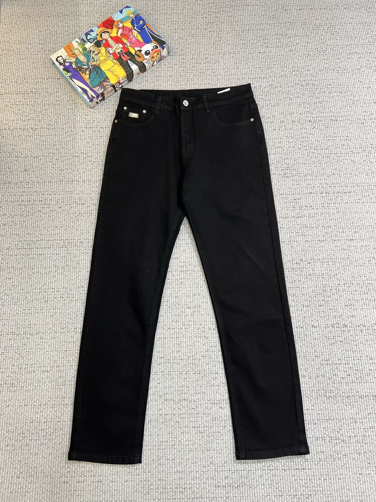 NO:539398,Dior men's denim jeans, official album poster outfit style!  Customer-supplied high-quality imported denim original color fabric, specially selected Japanese Okayama pure 13oz ounce denim fabric, heavy environmentally friendly plant enzyme washing process, the texture has a light retro color, which is quite beautiful, and is very suitable for the autumn and winter color matching. The fabric is soft and delicate after washing, but has a strong bones and a little elastic, providing an excellent comfort experience. There is no damage to any craft elements throughout the body, retaining the purest tannin color!  The whole body details are so perfect, exquisite and exquisite. The latest waist leather marks highlight the brand's characteristics, and hardware accessories, leather marks, and wiring all reflect craftsmanship!  The style is perfectly tailored, and the hip lifting effect is excellent. It can easily sweep any top matching in the wardrobe. It has extensive compatibility and is satisfied with various daily outfits. It has a lot of upper body styles and must-have trousers for quality control and 1V masturbation control!  Size 28-38 None 35 37,,dior,dior,jeans,alexander wang19860909Dior 迪奥 男士丹宁牛仔裤,官宣画册海报穿搭款！ 客供高级进口的丹宁原色面料,特选日本冈山纯正13oz 盎司牛仔布料,重磅环保植物酵素水洗工艺,肌理有着淡淡的复古色彩,相当漂亮,极符合秋冬的配色,面料经过水洗后柔软细腻,但筋骨感极强,且略带弹力,提供了绝佳的舒适体验,通身无任何工艺元素破坏,保留了最纯粹的丹宁本色！通身细节完美如斯,精湛且考究,最新的腰部皮标彰显了品牌特质,五金配件、皮标、走线无不体现出匠心工艺！版型剪裁完美,提臀修身效果绝佳,可轻松横扫衣橱任何的上装搭配,兼容性广泛,满足于日常各种穿搭,上身型款十足,于品质控及1V迷控者必入型裤装！ 尺码28-38 无35 37,,dior,dior,jeans,alexander wang,Men's clothing