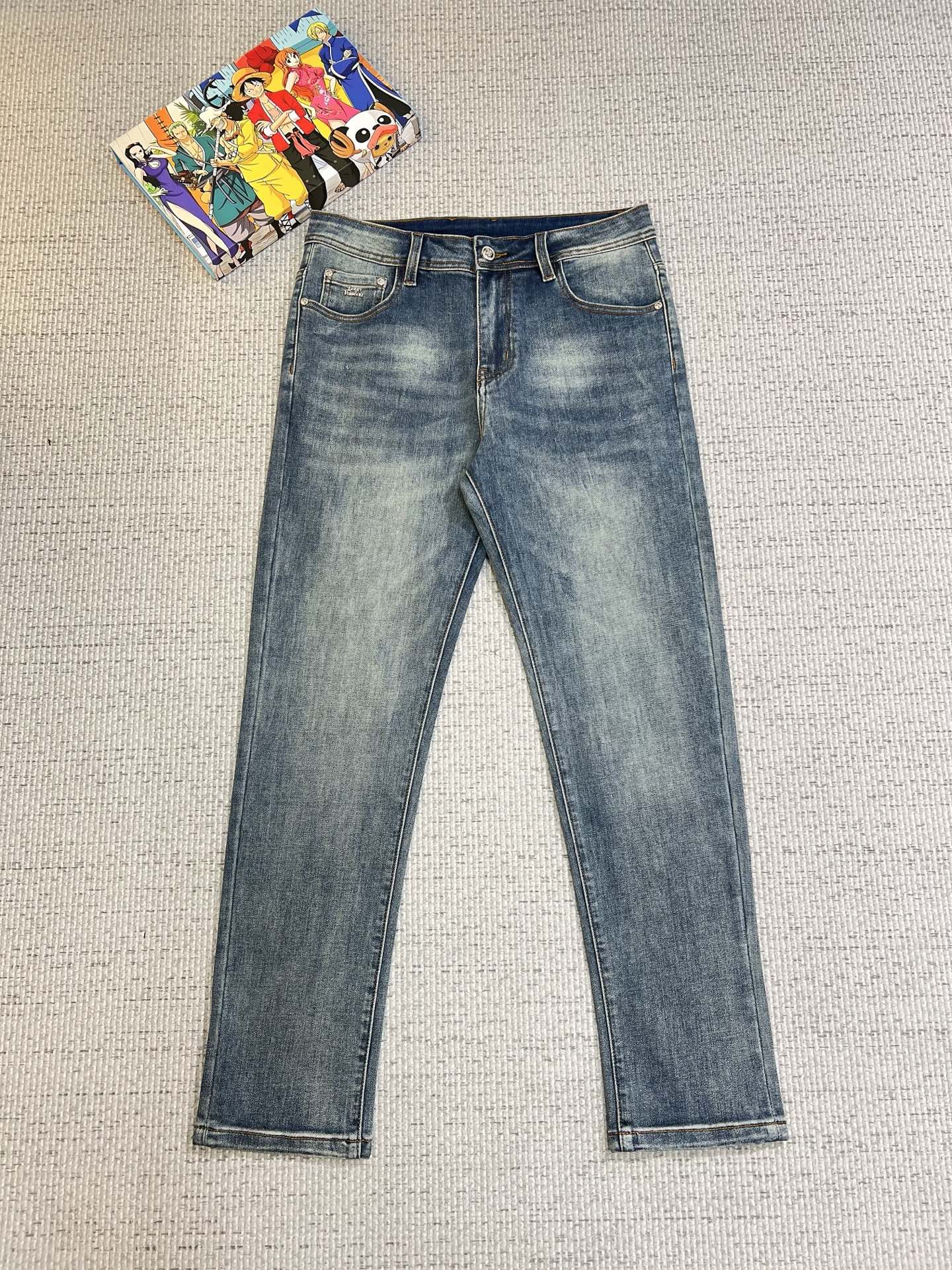 NO:539388,LV men's denim jeans, official album poster outfit style!  Customer-supplied high-quality imported denim original color fabric, specially selected Japanese Okayama pure 13oz ounce denim fabric, heavy environmentally friendly plant enzyme washing process, the texture has a light retro color, which is quite beautiful, and is very suitable for the autumn and winter color matching. The fabric is soft and delicate after washing, but has a strong bones and a little elastic, providing an excellent comfort experience. There is no damage to any craft elements throughout the body, retaining the purest tannin color!  The whole body details are so perfect, exquisite and exquisite. The latest waist leather marks highlight the brand's characteristics, and hardware accessories, leather marks, and wiring all reflect craftsmanship!  The style is perfectly tailored, and the hip lifting effect is excellent. It can easily sweep any top matching in the wardrobe. It has extensive compatibility and is satisfied with various daily outfits. It has a lot of upper body styles and must-have trousers for quality control and 1V masturbation control!  Size 28-38 None 35 37,,louis vuitton,jeans,alexander wang19860909LV 男士丹宁牛仔裤,官宣画册海报穿搭款！ 客供高级进口的丹宁原色面料,特选日本冈山纯正13oz 盎司牛仔布料,重磅环保植物酵素水洗工艺,肌理有着淡淡的复古色彩,相当漂亮,极符合秋冬的配色,面料经过水洗后柔软细腻,但筋骨感极强,且略带弹力,提供了绝佳的舒适体验,通身无任何工艺元素破坏,保留了最纯粹的丹宁本色！通身细节完美如斯,精湛且考究,最新的腰部皮标彰显了品牌特质,五金配件、皮标、走线无不体现出匠心工艺！版型剪裁完美,提臀修身效果绝佳,可轻松横扫衣橱任何的上装搭配,兼容性广泛,满足于日常各种穿搭,上身型款十足,于品质控及1V迷控者必入型裤装！ 尺码28-38 无35 37,,louis vuitton,jeans,alexander wang,Men's clothing
