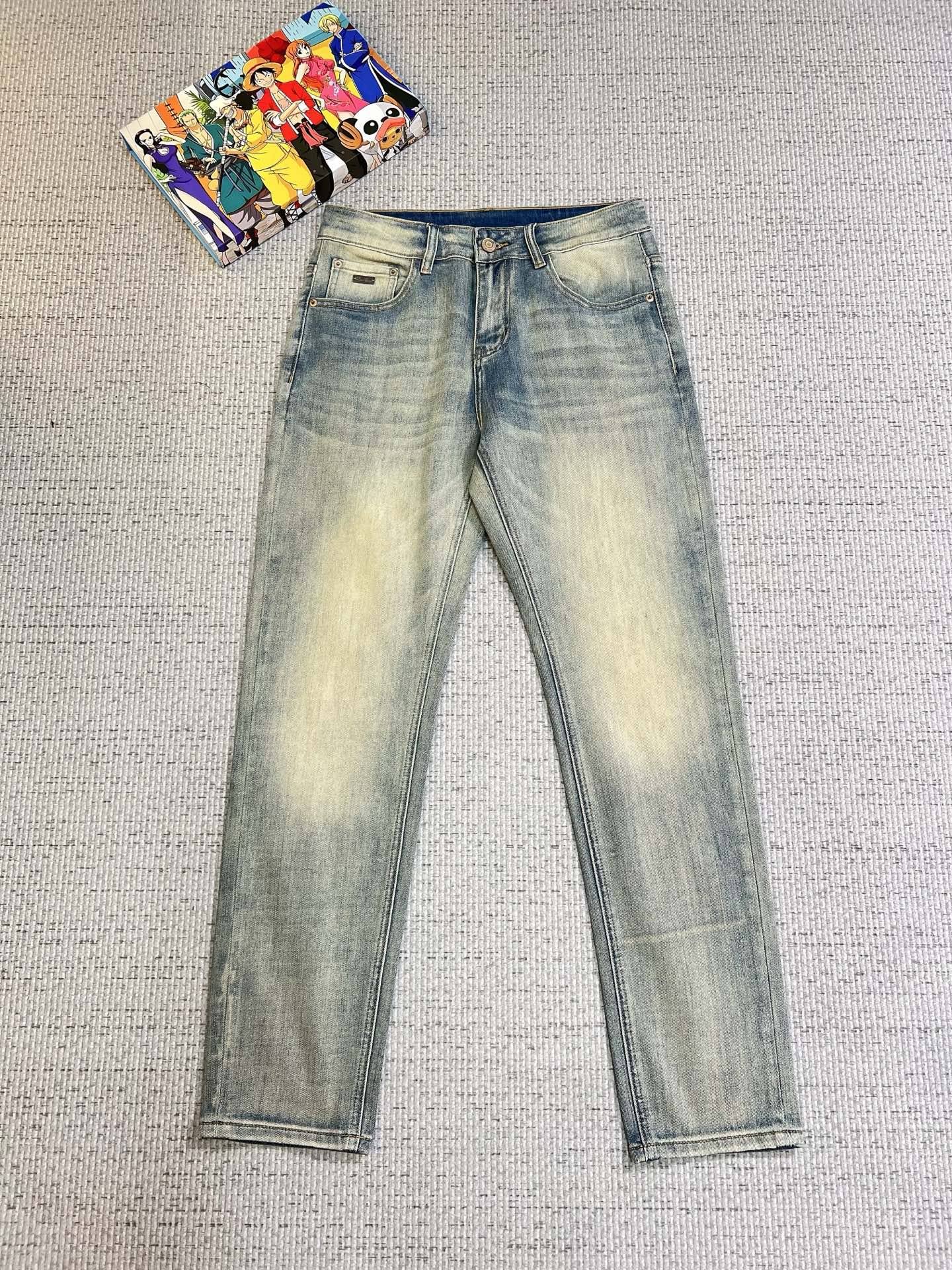 NO:539390,LP men's denim jeans, official album poster outfit style!  Customer-supplied high-quality imported denim original color fabric, specially selected Japanese Okayama pure 13oz ounce denim fabric, heavy environmentally friendly plant enzyme washing process, the texture has a light retro color, which is quite beautiful, and is very suitable for the autumn and winter color matching. The fabric is soft and delicate after washing, but has a strong bones and a little elastic, providing an excellent comfort experience. There is no damage to any craft elements throughout the body, retaining the purest tannin color!  The whole body details are so perfect, exquisite and exquisite. The latest waist leather marks highlight the brand's characteristics, and hardware accessories, leather marks, and wiring all reflect craftsmanship!  The style is perfectly tailored, and the hip lifting effect is excellent. It can easily sweep any top matching in the wardrobe. It has extensive compatibility and is satisfied with various daily outfits. It has a lot of upper body styles and must-have trousers for quality control and 1V masturbation control!  Size 28-38 None 35 37, loro piana, jeans, alexander wang19860909LP 男士丹宁牛仔裤,官宣画册海报穿搭款！ 客供高级进口的丹宁原色面料,特选日本冈山纯正13oz 盎司牛仔布料,重磅环保植物酵素水洗工艺,肌理有着淡淡的复古色彩,相当漂亮,极符合秋冬的配色,面料经过水洗后柔软细腻,但筋骨感极强,且略带弹力,提供了绝佳的舒适体验,通身无任何工艺元素破坏,保留了最纯粹的丹宁本色！通身细节完美如斯,精湛且考究,最新的腰部皮标彰显了品牌特质,五金配件、皮标、走线无不体现出匠心工艺！版型剪裁完美,提臀修身效果绝佳,可轻松横扫衣橱任何的上装搭配,兼容性广泛,满足于日常各种穿搭,上身型款十足,于品质控及1V迷控者必入型裤装！ 尺码28-38 无35 37,,loro piana,jeans,alexander wang,Men's clothing