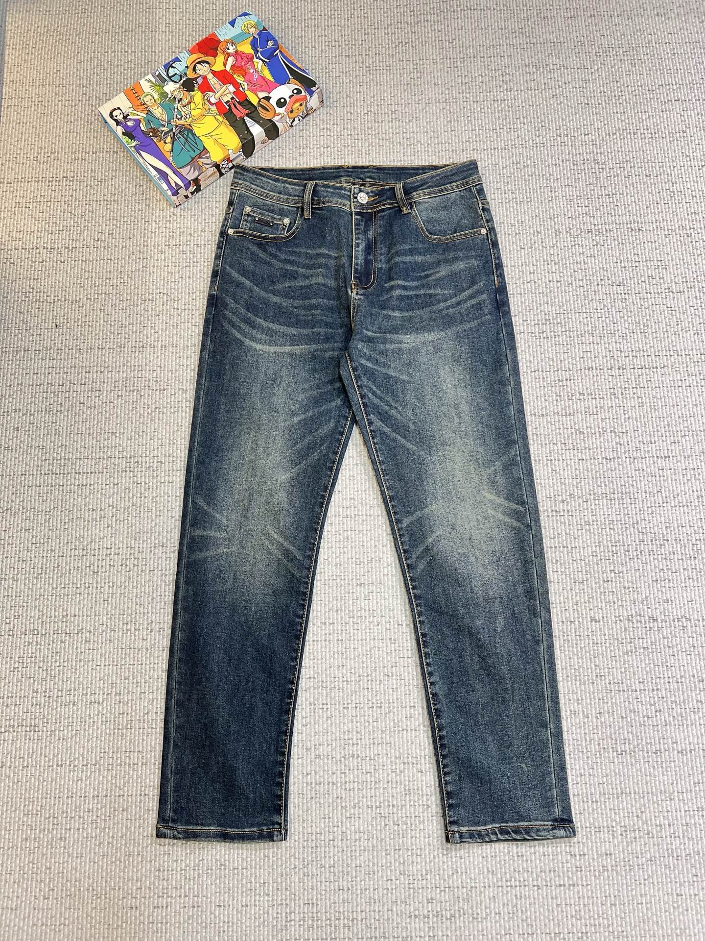 NO:539392,Jenia men's denim jeans, official album poster outfit style!  Customer-supplied high-quality imported denim original color fabric, specially selected Japanese Okayama pure 13oz ounce denim fabric, heavy environmentally friendly plant enzyme washing process, the texture has a light retro color, which is quite beautiful, and is very suitable for the autumn and winter color matching. The fabric is soft and delicate after washing, but has a strong bones and a little elastic, providing an excellent comfort experience. There is no damage to any craft elements throughout the body, retaining the purest tannin color!  The whole body details are so perfect, exquisite and exquisite. The latest waist leather marks highlight the brand's characteristics, and hardware accessories, leather marks, and wiring all reflect craftsmanship!  The style is perfectly tailored, and the hip lifting effect is excellent. It can easily sweep any top matching in the wardrobe. It has extensive compatibility and is satisfied with various daily outfits. It has a lot of upper body styles and must-have trousers for quality control and 1V masturbation control!  Size 28-38 None 35 37, zegna,jeans,alexander wang19860909杰尼亚 男士丹宁牛仔裤,官宣画册海报穿搭款！ 客供高级进口的丹宁原色面料,特选日本冈山纯正13oz 盎司牛仔布料,重磅环保植物酵素水洗工艺,肌理有着淡淡的复古色彩,相当漂亮,极符合秋冬的配色,面料经过水洗后柔软细腻,但筋骨感极强,且略带弹力,提供了绝佳的舒适体验,通身无任何工艺元素破坏,保留了最纯粹的丹宁本色！通身细节完美如斯,精湛且考究,最新的腰部皮标彰显了品牌特质,五金配件、皮标、走线无不体现出匠心工艺！版型剪裁完美,提臀修身效果绝佳,可轻松横扫衣橱任何的上装搭配,兼容性广泛,满足于日常各种穿搭,上身型款十足,于品质控及1V迷控者必入型裤装！ 尺码28-38 无35 37,,zegna,jeans,alexander wang,Men's clothing