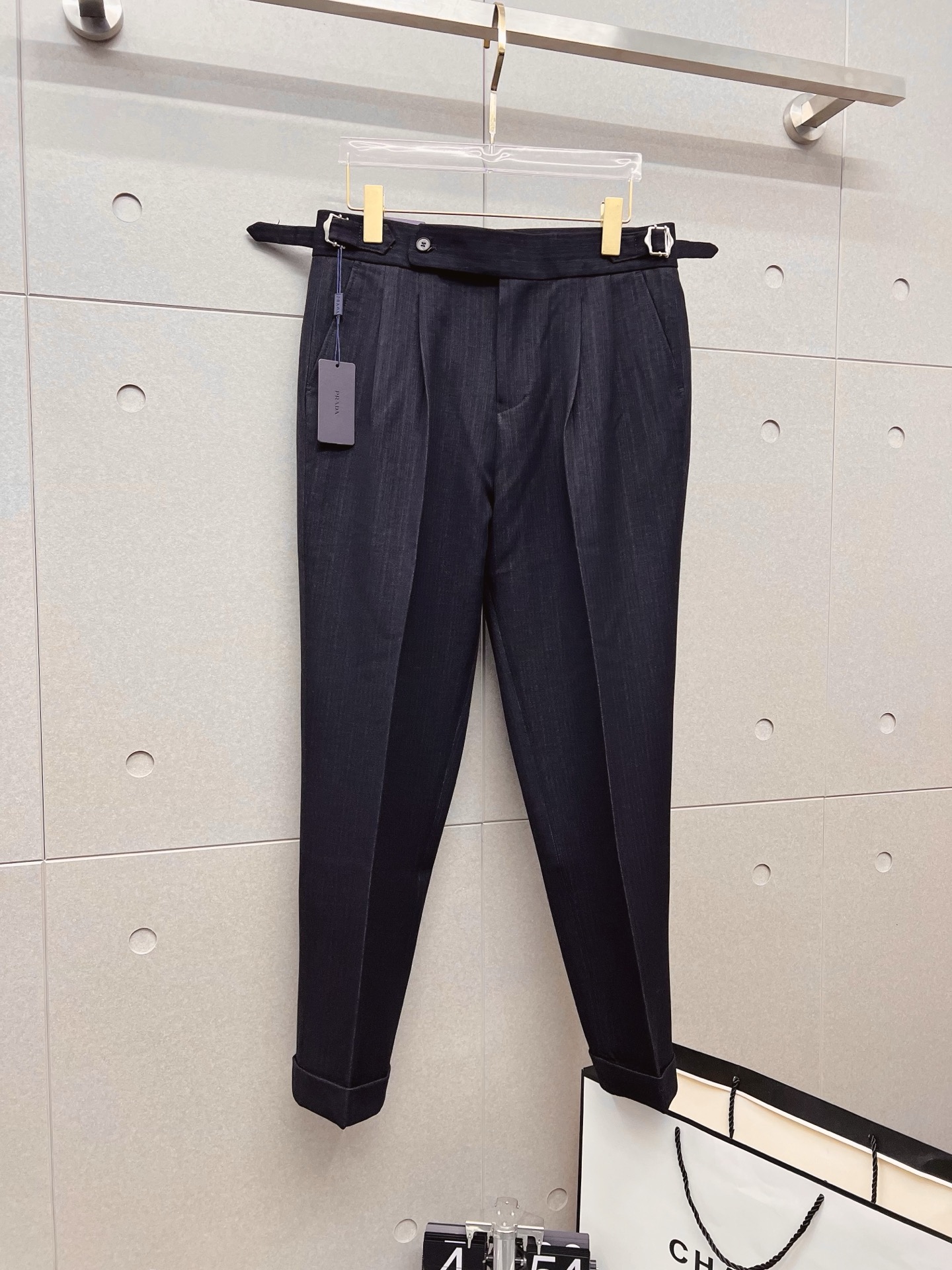 NO:537398,PRADA casual pants trousers SS autumn and winter new styles High-end custom pants special fabrics Customized original hardware Heavy industry technology creation Fine wiring Customized fabric Soft and comfortable Texture Remarkable auxiliary materials Exquisite upper body effect Excellent three standards Standard sizes 29-36, No 35, Prada, Prada, alexander wang19860909PRADA 普拉达 休闲裤 西裤SS秋冬新款 高级定制裤子专用面料 定制原版五金 重工工艺打造 车工走线精细 定制面料 柔软舒适 质感显著 辅料精美 上身效果超赞 三标齐全 标准尺码29-36,无35,,prada,prada,alexander wang,Men's clothing