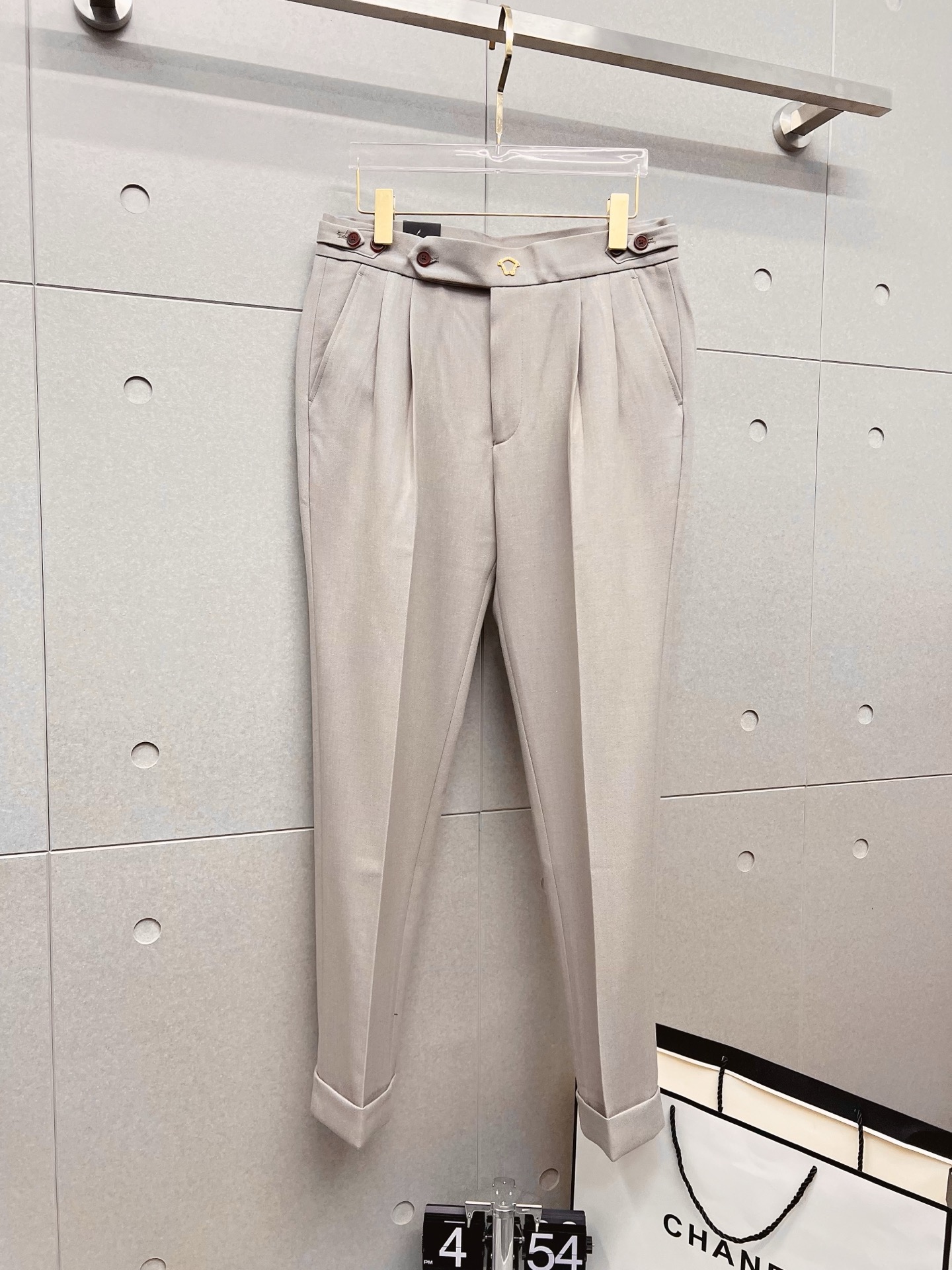 NO:537400,Versace casual pants trousers SS autumn and winter new styles, high-end custom pants special fabrics, custom original hardware, heavy industry technology, fine line, custom fabric, soft and comfortable, significant texture, exquisite accessories, excellent upper body effect, complete three standards, standard sizes 29-36, no 35,,versace,alexander wang19860909范思哲 休闲裤 西裤SS秋冬新款 高级定制裤子专用面料 定制原版五金 重工工艺打造 车工走线精细 定制面料 柔软舒适 质感显著 辅料精美 上身效果超赞 三标齐全 标准尺码29-36,无35,,versace,alexander wang,Men's clothing